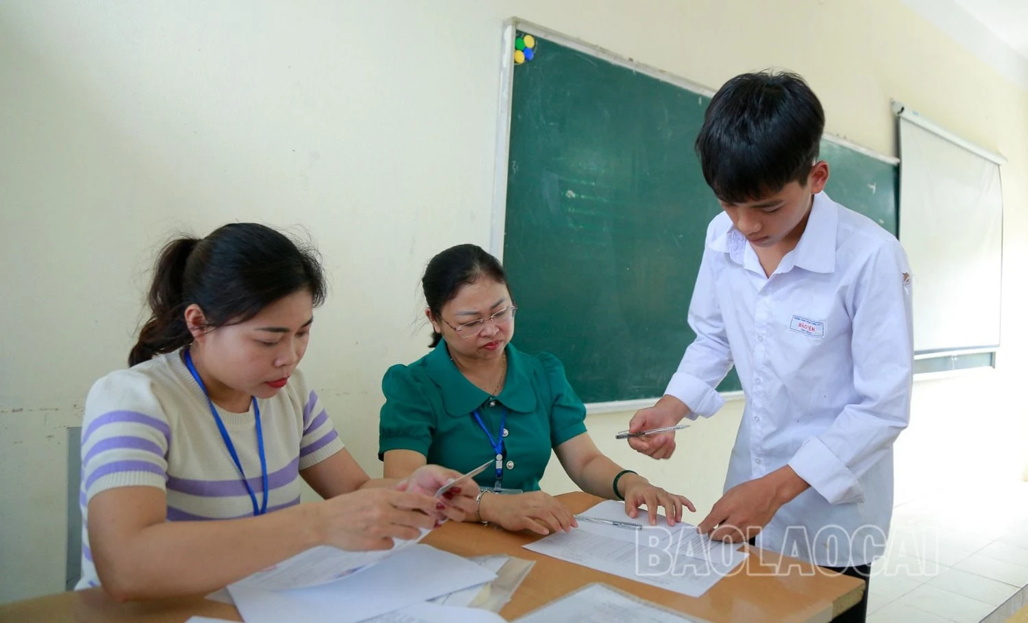 Giám thị kiểm tra thông tin của thí sinh tại phòng thi.JPG