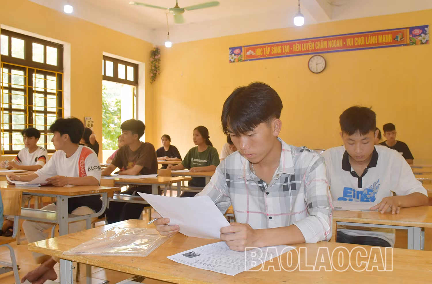 Thí sinh Điểm thi trường THPT số 1 huyện Si Ma Cai ghi cam kết thực hiện nghiêm nội quy, quy chế trong suốt kỳ thi.jpg