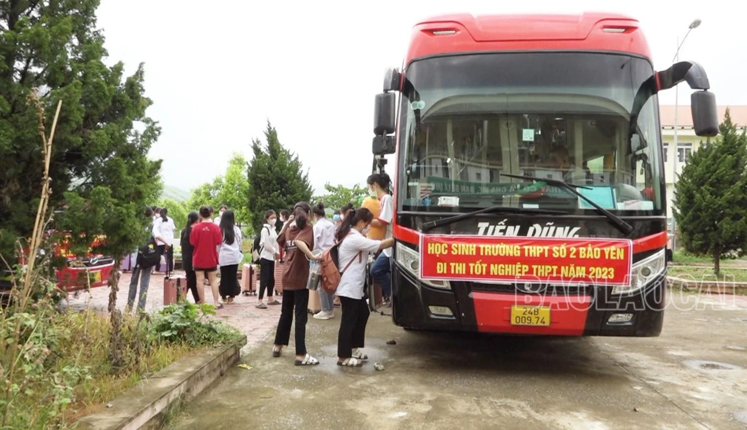 Sáng 276, các thí sinh ở xa đã được đưa đến ở nội trú tại Trường PTDT Nội trú THCS và THPT Bảo Yên.jpg