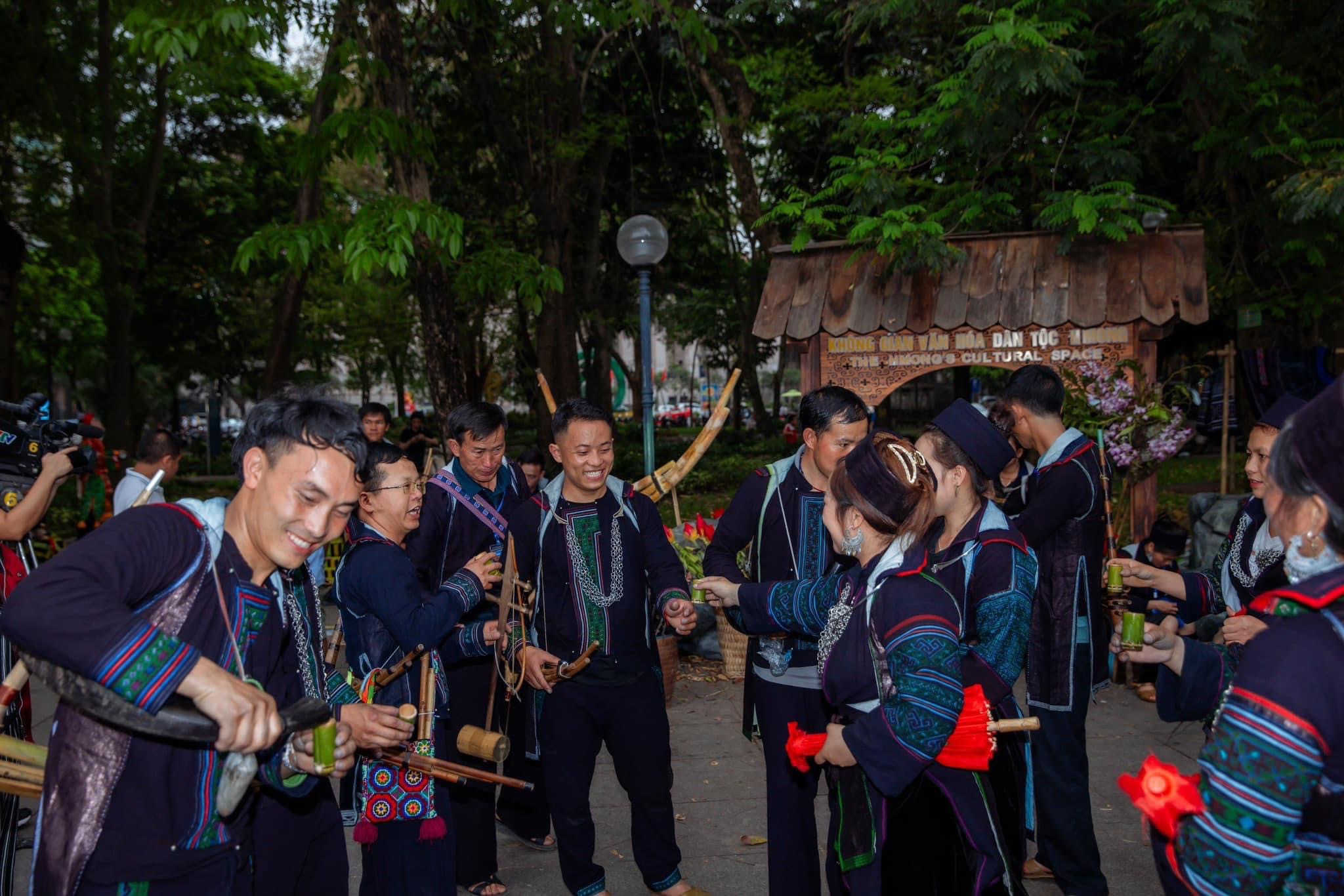 Không gian chợ tình Sa Pa được tái hiện tại ngày hội. (Ảnh: Dương Quốc Hiếu) A87FDBFB-D0EA-42F3-944E-BF6CC60775C4.jpeg