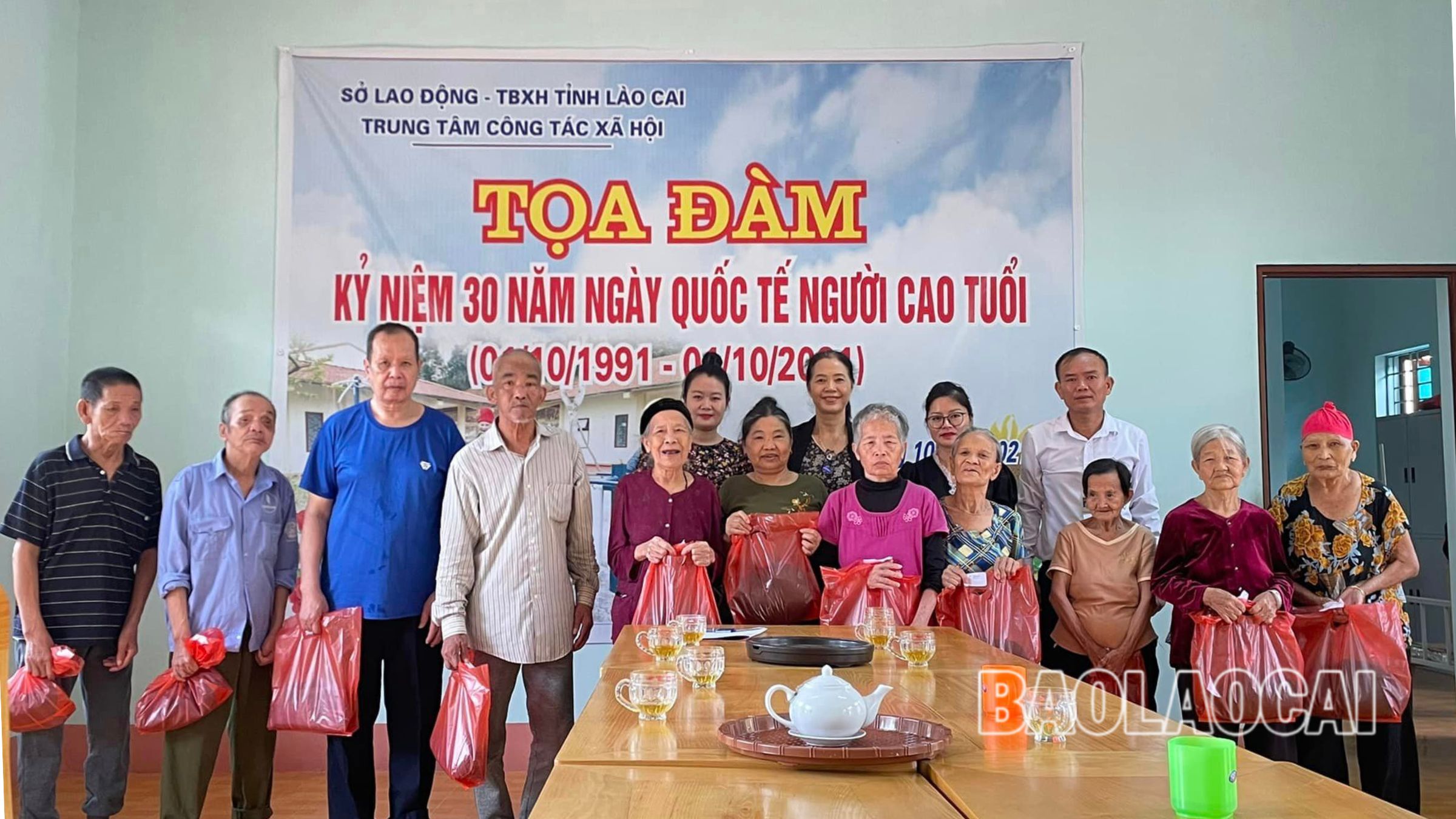Bên cạnh đó, các cụ còn được quan tâm, động viên mỗi dịp lễ, tết. 2.jpg
