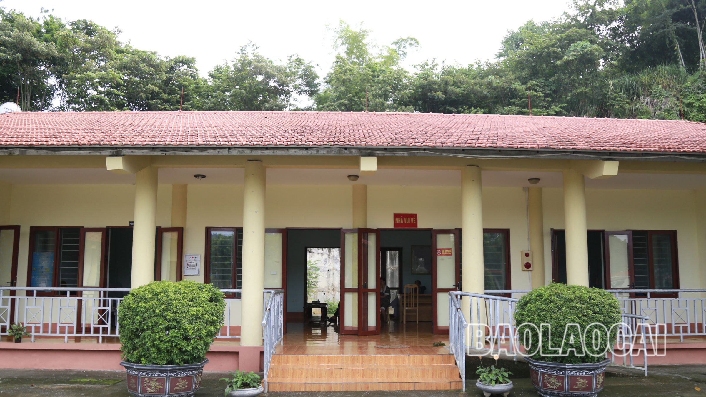 "Ngôi nhà vui vẻ" có không gian thoáng mát, cảnh quan hài hòa, cơ sở vật chất, trang - thiết bị được bố trí phù hợp, tiện lợi dành cho sinh hoạt của người cao tuổi. Trung tâm cũng có nhà ăn tập thể và khu phục hồi chức năng để các cụ tập dưỡng sinh. 8.jpg
