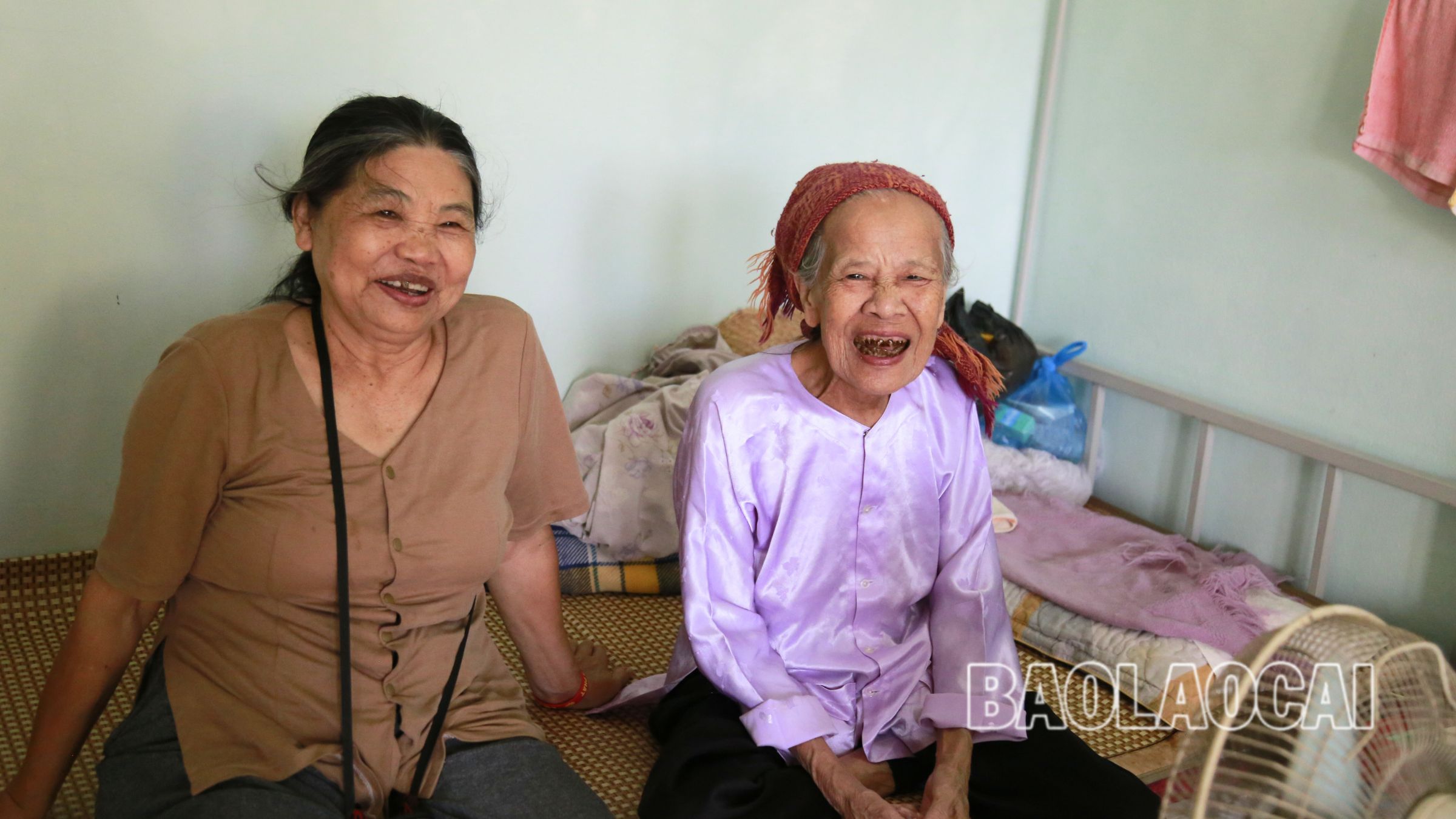 Cụ Nguyễn Thị Sáu (bên phải) là người đầu tiên lựa chọn dịch vụ dưỡng lão tự nguyện tại Trung tâm, chia sẻ: Do không có người thân và con cái nên tôi quyết định vào sống trong "Ngôi nhà vui vẻ". Ở đây, tôi được các cán bộ chăm sóc nhiệt tình, lúc ốm đau được thăm hỏi, động viên, lo từng bữa ăn, từng viên thuốc uống và thường xuyên thăm khám. Vào Trung tâm, tuy mỗi người một hoàn cảnh, tuổi tác cũng khác nhau nhưng đều coi nhau như người trong một gia đình, sẵn sàng tương trợ, giúp đỡ nhau, đều có suy nghĩ chung là gắn bó với Trung tâm đến hết phần đời còn lại". 7.jpg