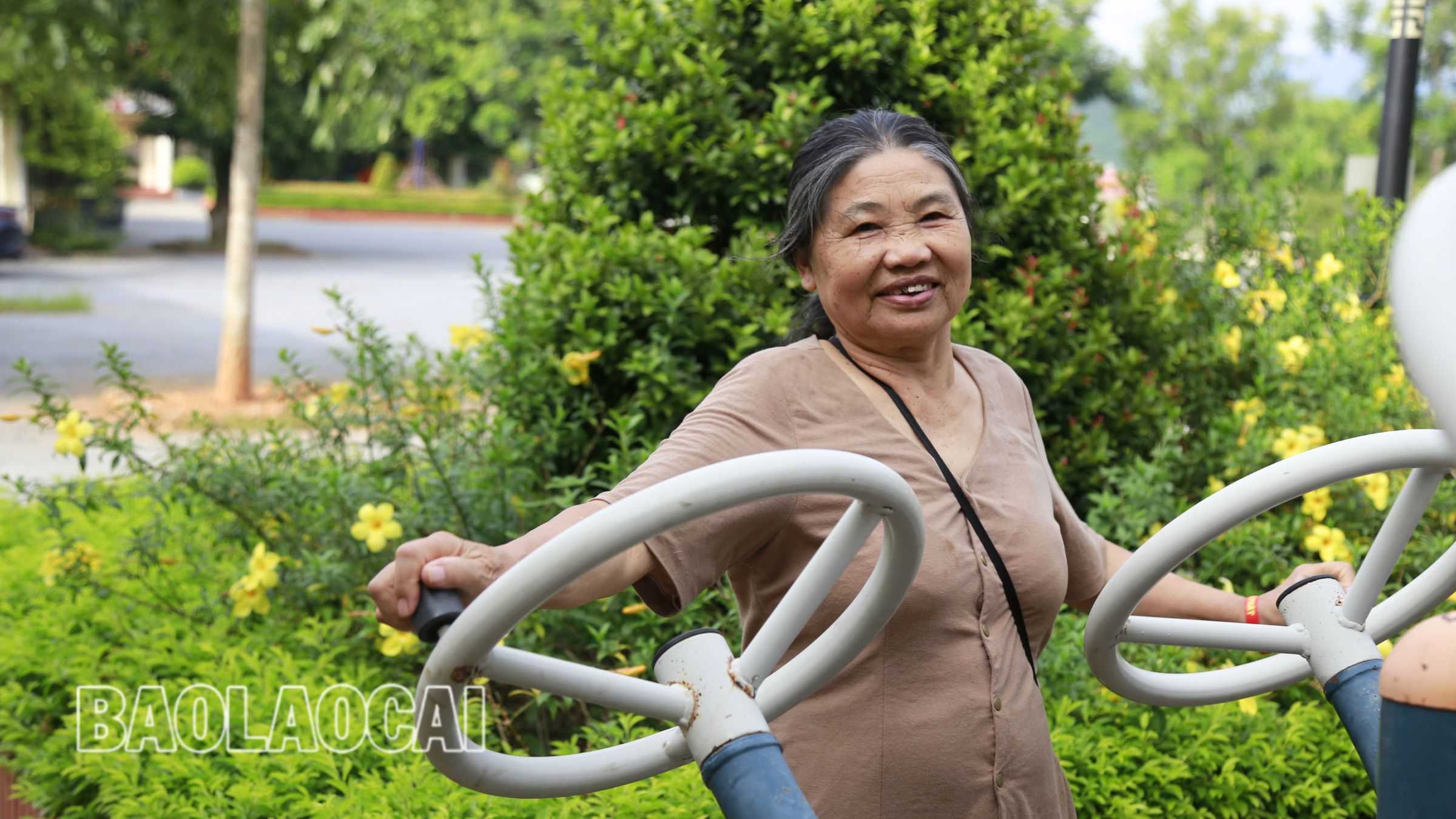 Mỗi người một quê hương, một hoàn cảnh nhưng lại gặp nhau tại "Ngôi nhà vui vẻ" lúc nào cũng đầy ắp yêu thương và tiếng cười. Sống trong môi trường tập thể, các cụ có những người bạn mới, dễ chia sẻ, tâm sự. 6.jpg
