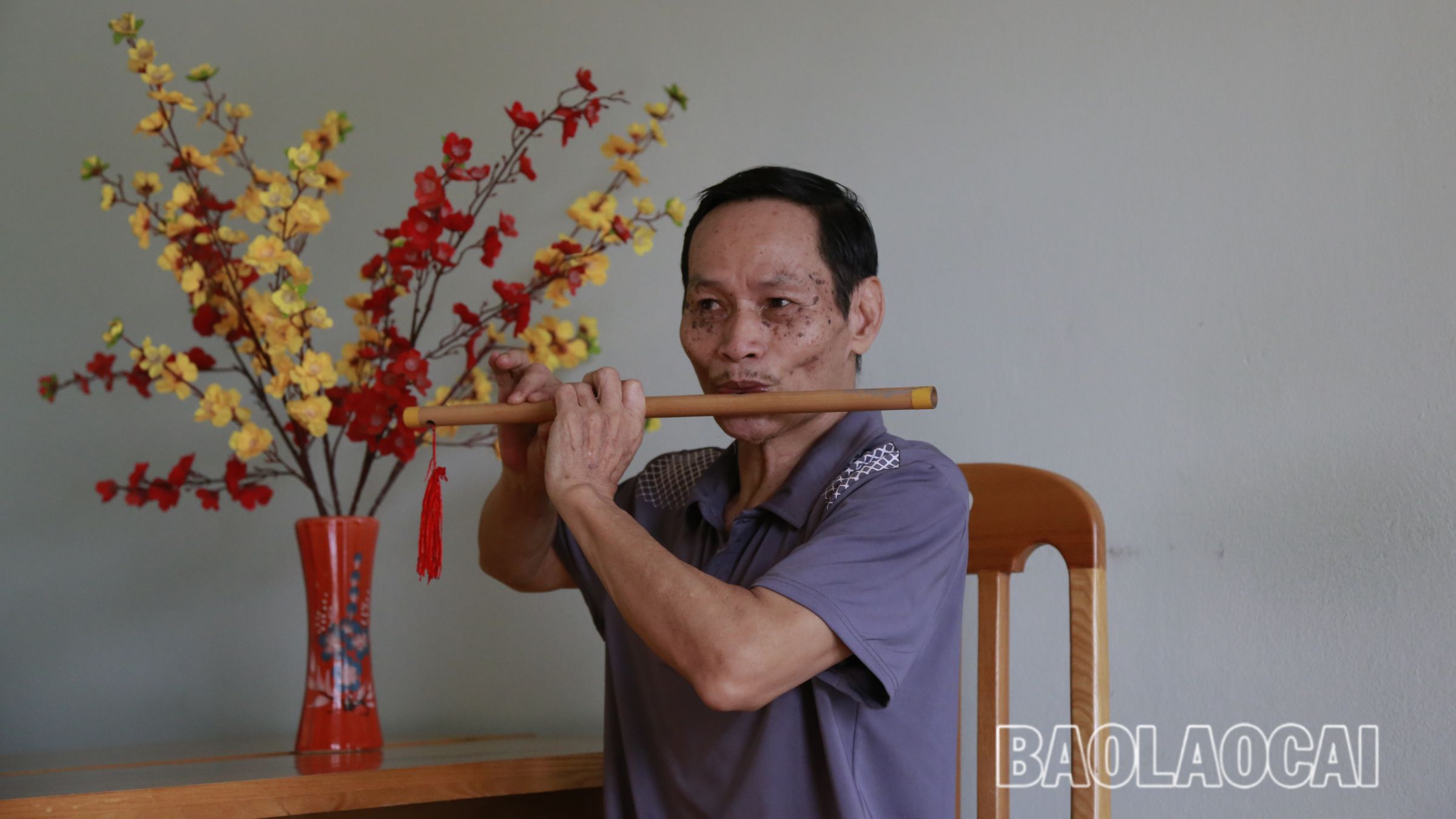 Cụ Trần Kim Bình đã có 3 năm sống tại "Ngôi nhà vui vẻ" cho biết: Được sự đồng ý của các con, tôi quyết định chuyển về đây ở. Ngày mới về, tôi cũng cảm thấy cô đơn, trống trải vì xa nhà, chưa hòa nhập với môi trường mới. Nhưng rồi để nhanh chóng thích nghi, tôi tham gia các hoạt động văn nghệ, thể thao, hằng ngày giao lưu, gặp gỡ mọi người, bầu bạn tuổi già”. 1.jpg