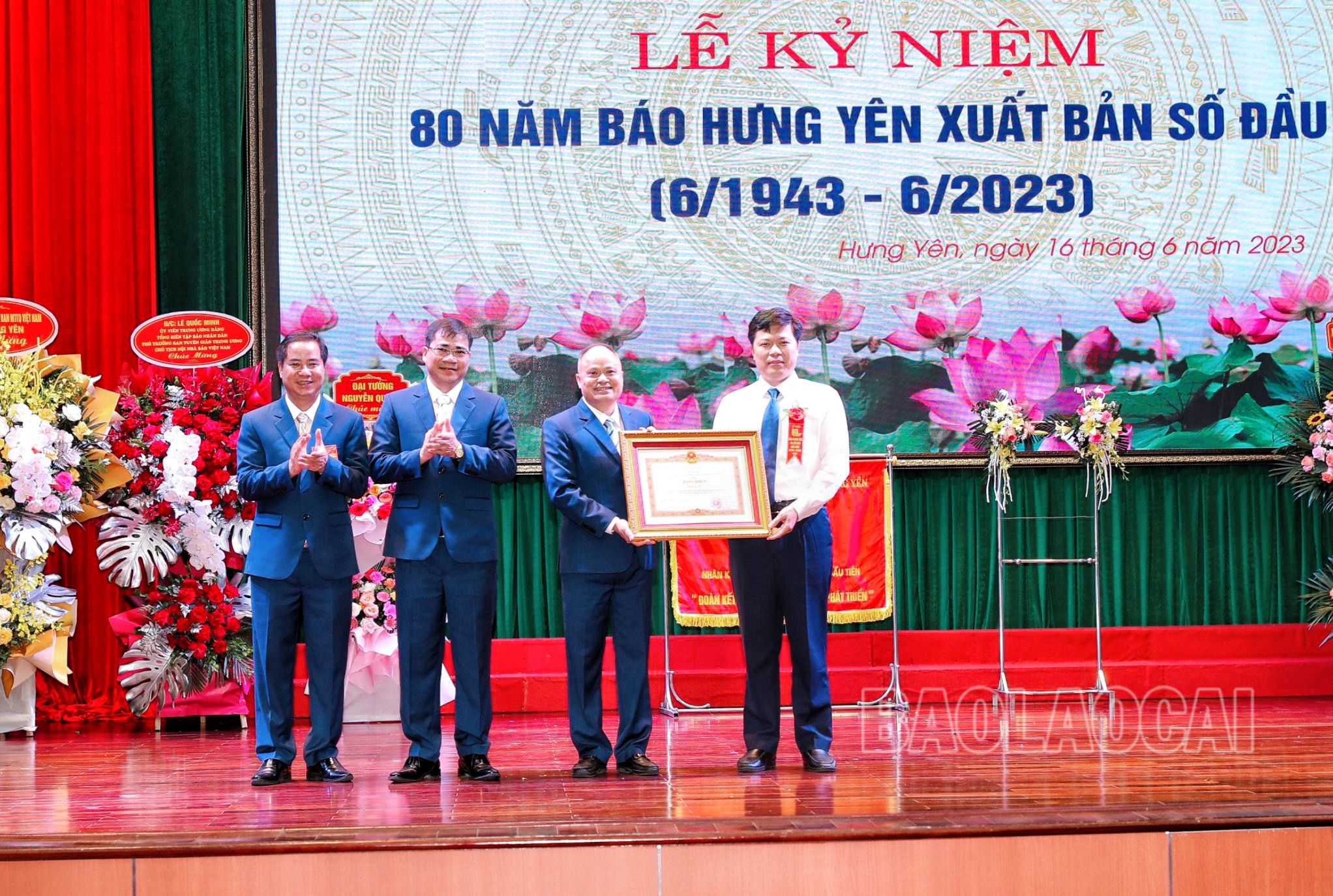 Thừa ủy quyền của Thủ tướng Chính phủ, đồng chí Phó Bí thư Thường trực Tỉnh ủy, Chủ tịch HĐND tỉnh Trần Quốc Toản trao Bằng khen của Thủ tướng Chính phủ tặng Báo Hưng Yên. z4437956479243_c4bf8e590b3ca37519df236ef30e2e3c.jpg