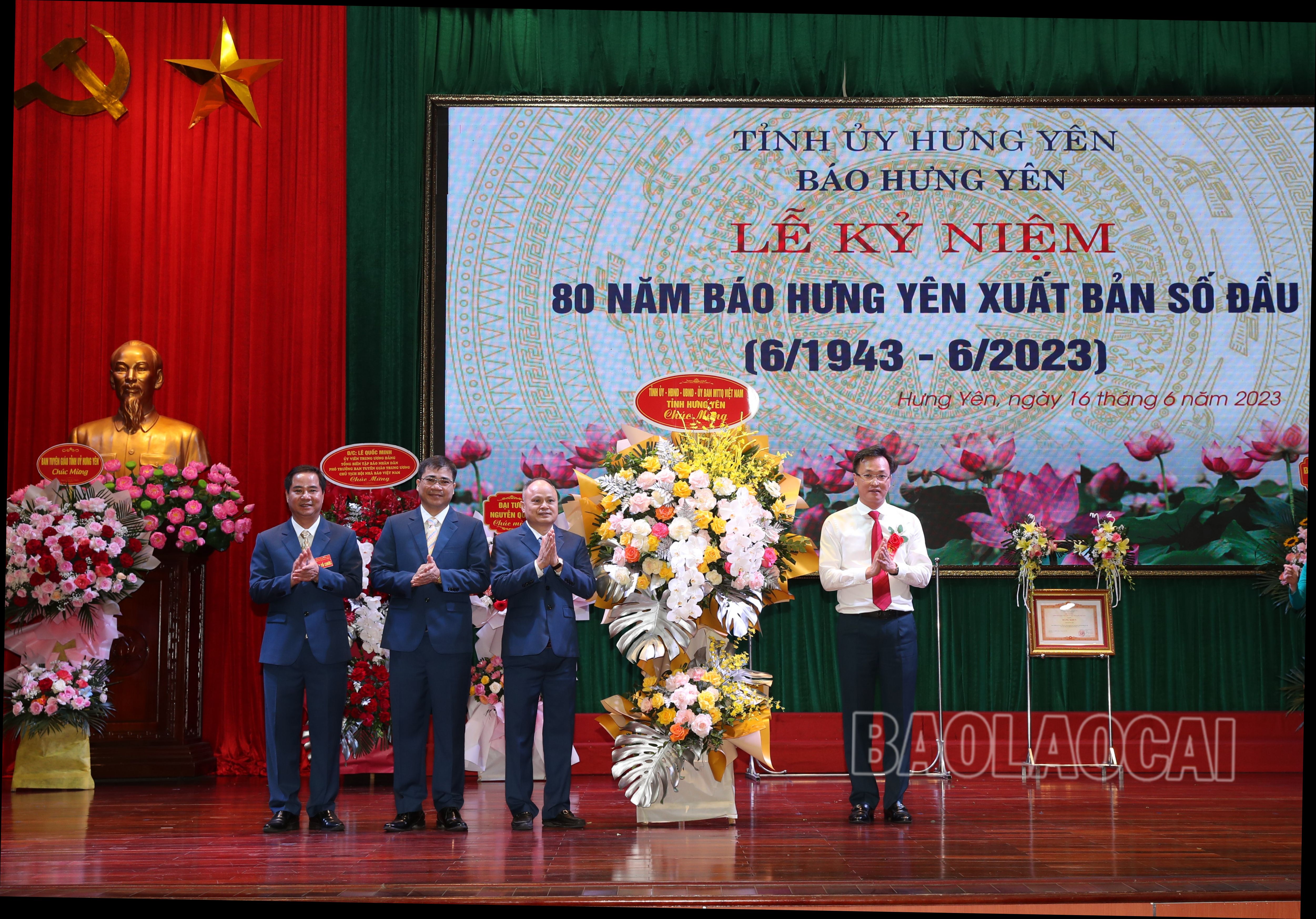 ... và tặng hoa chúc mừng. 04.JPG