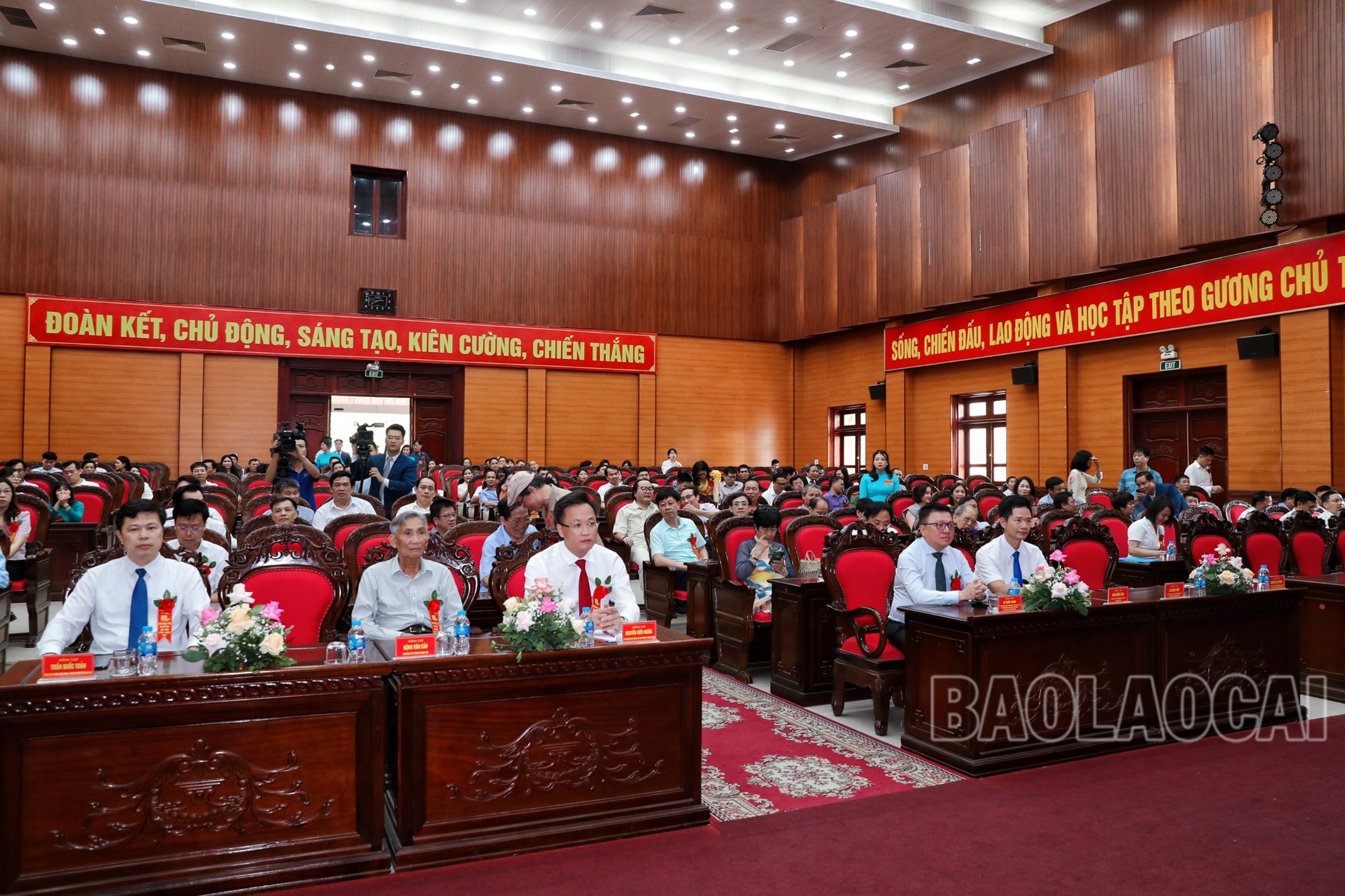 Các đại biểu tham dự buổi lễ. z4437956447311_f4a8e34d6da1e5c70e4d47ffd02f7d5c.jpg