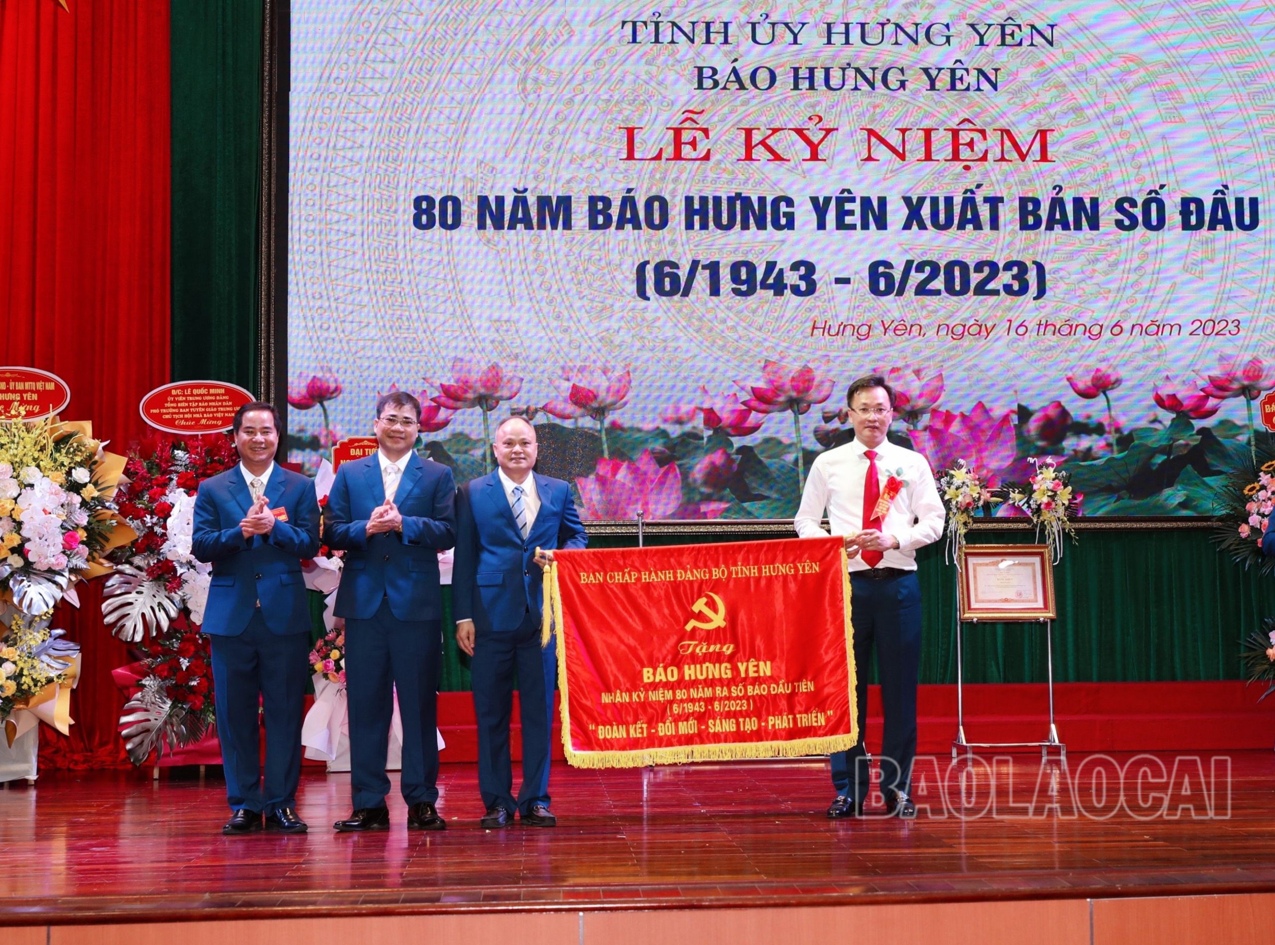 Đồng chí Bí thư Tỉnh ủy Nguyễn Hữu Nghĩa trao bức trướng của BCH Đảng bộ tỉnh mang dòng chữ “Đoàn kết - Đổi mới - Sáng tạo - Phát triển” tặng Báo Hưng Yên. z4437956563915_256a9b121797d987eb1315ff56f9fd31.jpg