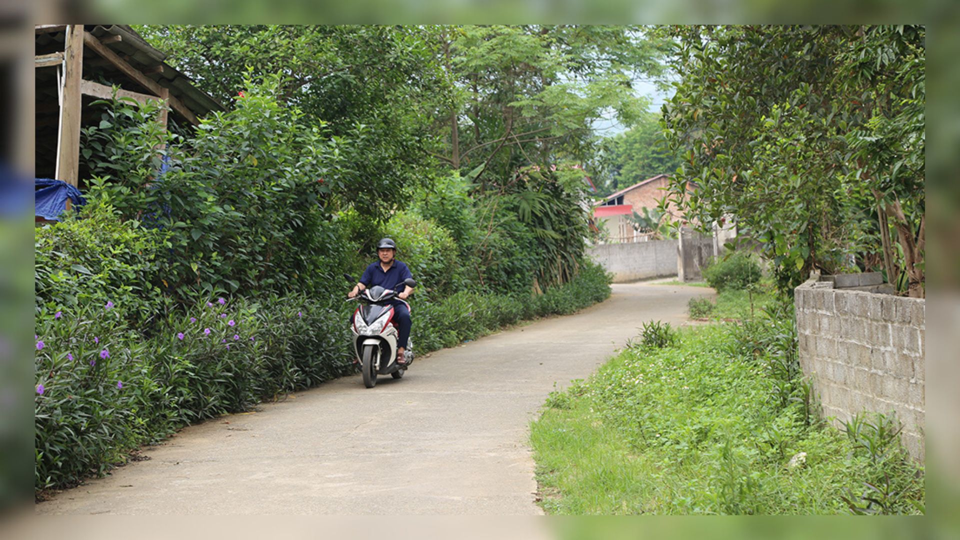 Đường nội thôn rộng rãi, sạch sẽ với hệ thống đèn điện chiếu sáng do người dân đóng góp. Bản Bay ngày mới (3).jpg