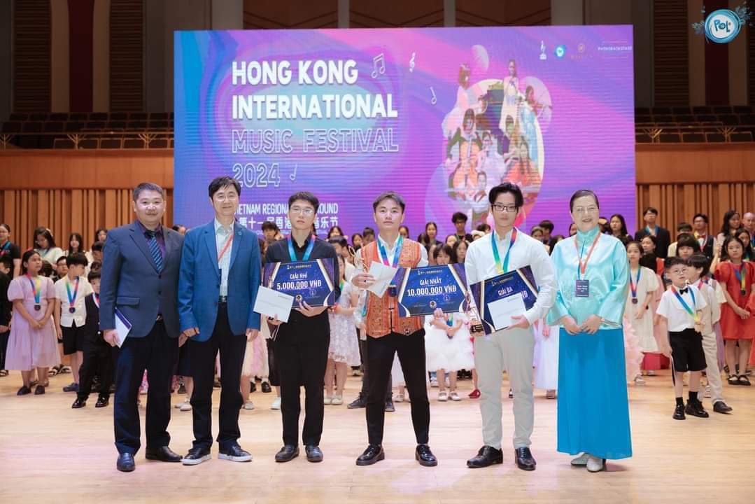 Giàng A Hảng (thứ 4 từ bên trái sang) nhận giải tại cuộc thi. 2F29964B-84E3-4158-909D-42818FE4A087.jpeg