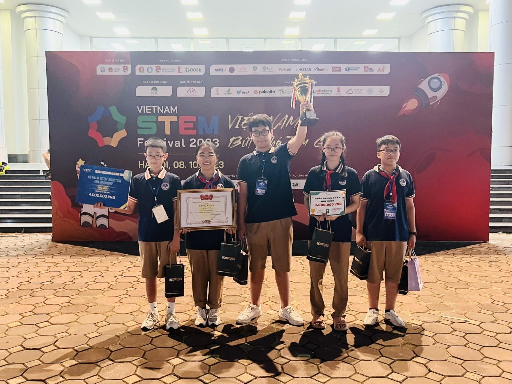 Nhóm học sinh thành phố Lào Cai giành Cúp vô địch Cuộc thi Vietnam STEM Robotics Championship 2023 bảng THCS. 23-1024x768-23.jpg