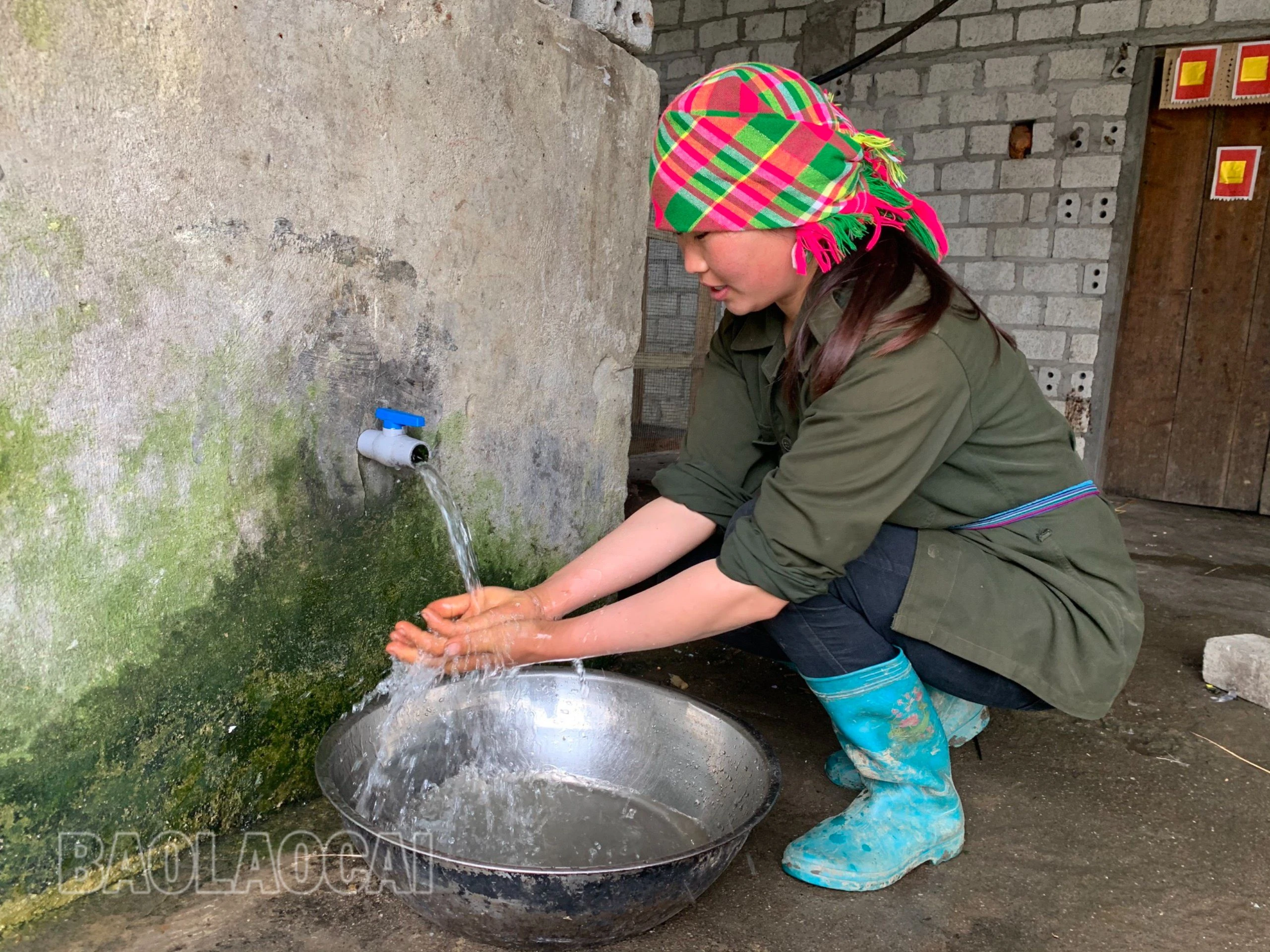 Người dân được sử dụng nước sạch thông qua nguồn vốn vay.jpg