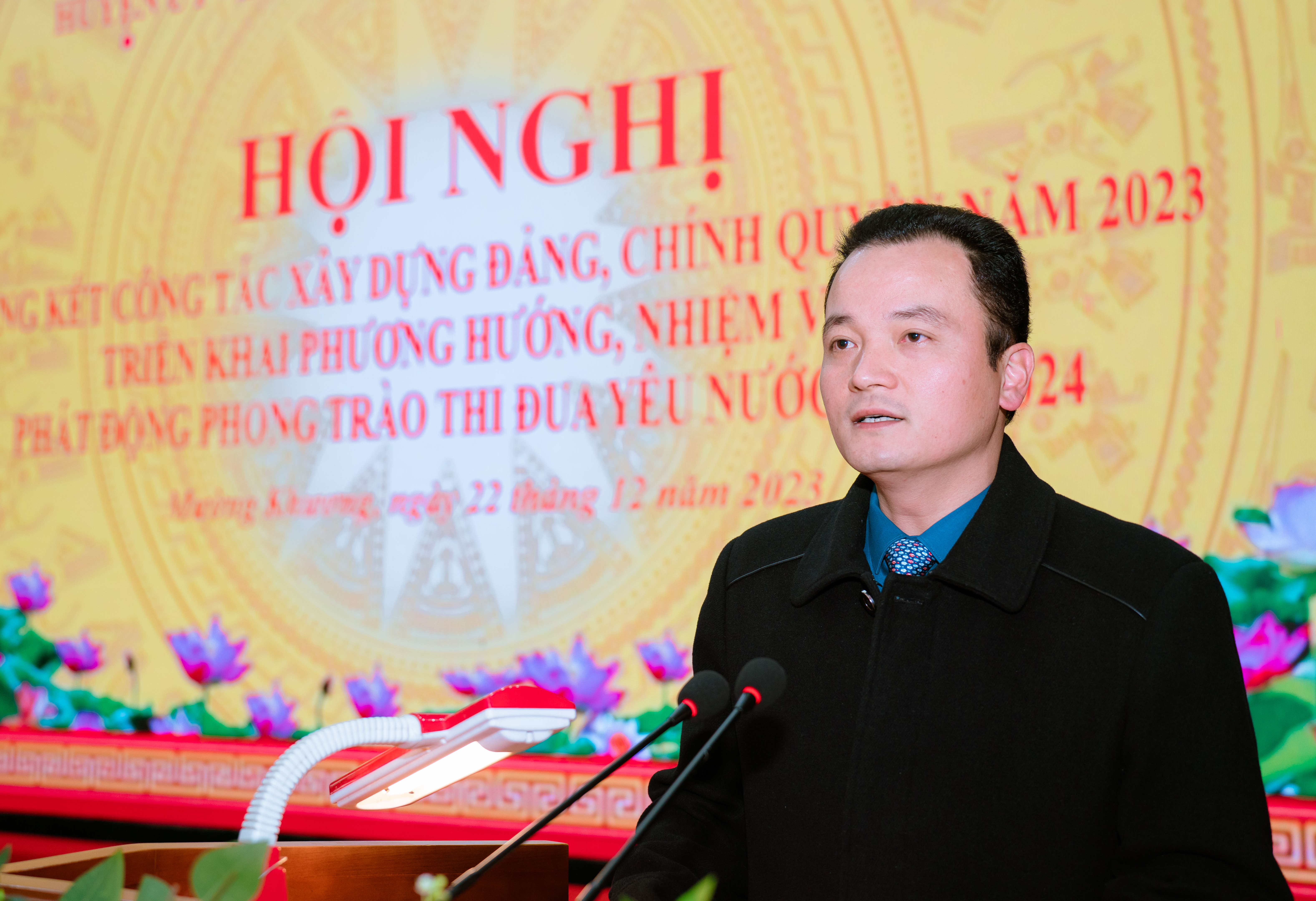 Đồng chí Giàng Quốc Hưng, Bí thư Huyện ủy, Chủ tịch HĐND huyện Mường Khương phát biểu tại hội nghị. dsc06025-8926.jpg
