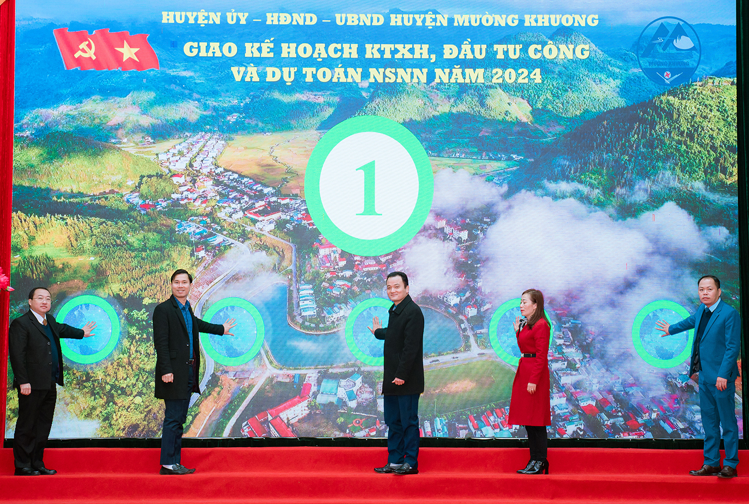 Các đồng chí lãnh đạo huyện ấn nút giao chỉ tiêu, kế hoạch phát triển kinh tế - xã hội năm 2024. dsc06221-5174.jpg