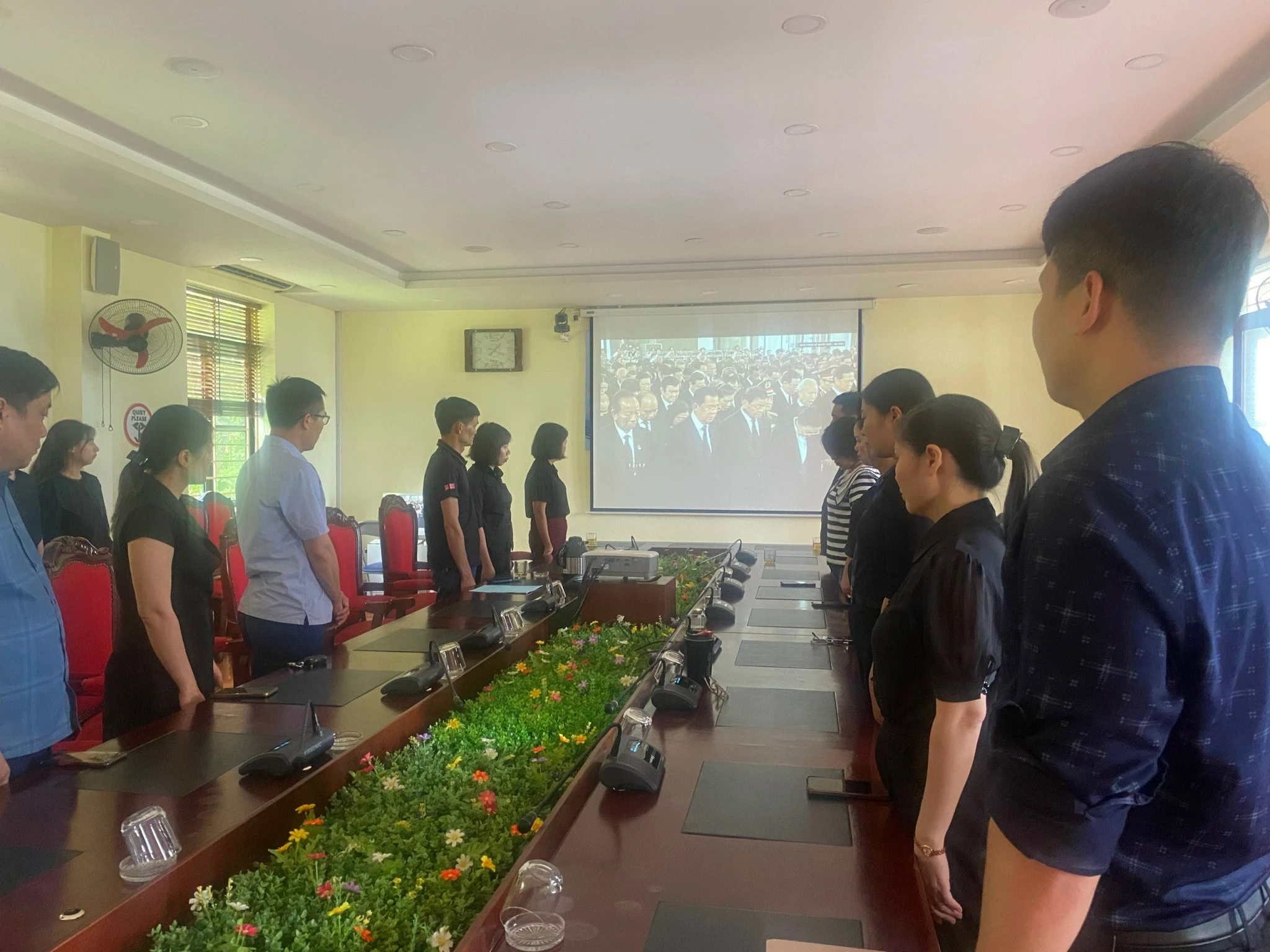 Cán bộ, đảng viên, người lao động Phân hiệu Đại học Thái Nguyên tại tỉnh Lào Cai dành một phút mặc niệm tưởng nhớ Tổng Bí thư Nguyễn Phú Trọng.