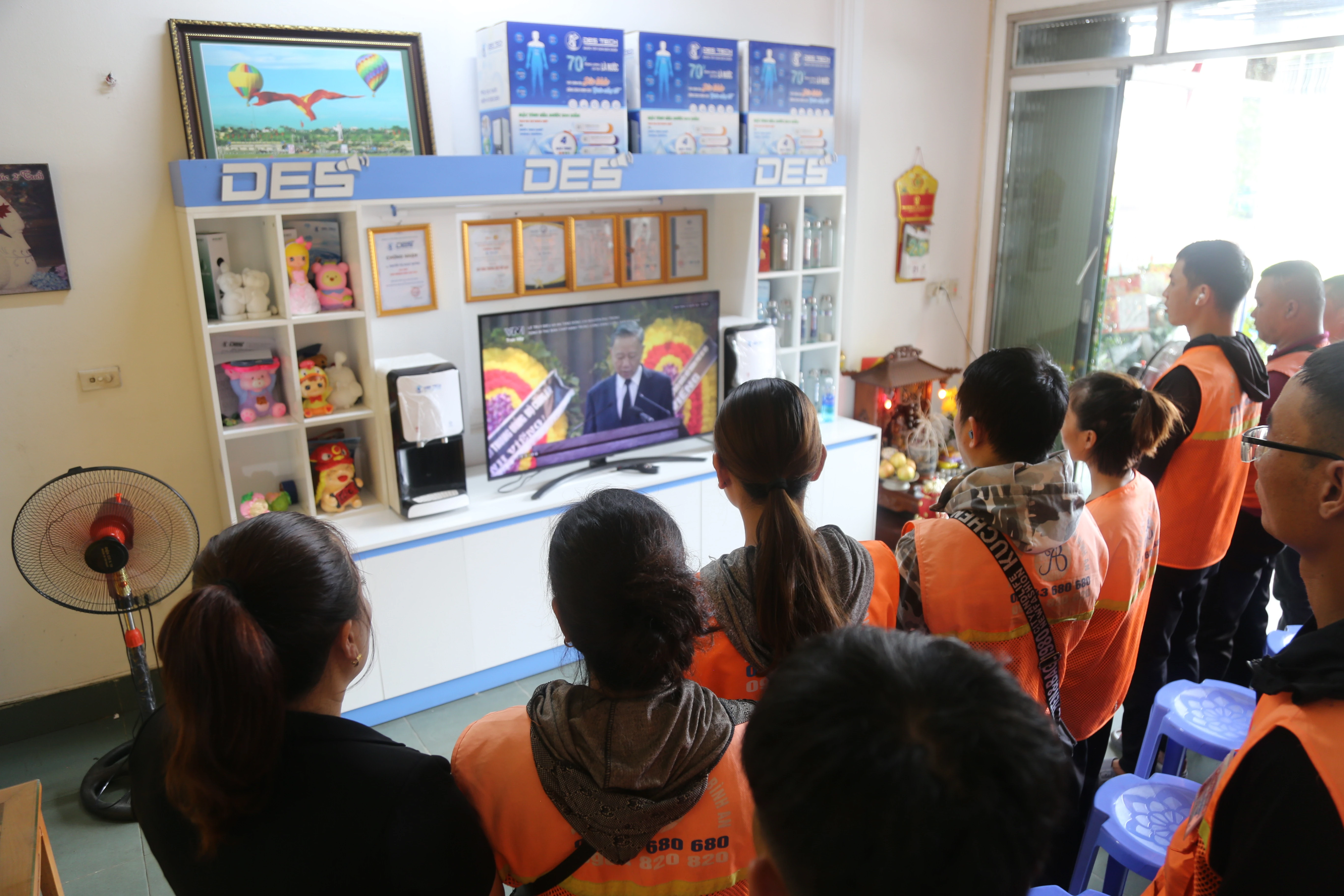 Người lao động theo dõi chương trình truyền hình trực tiếp Lễ truy điệu và Lễ an táng Tổng Bí thư Nguyễn Phú Trọng.