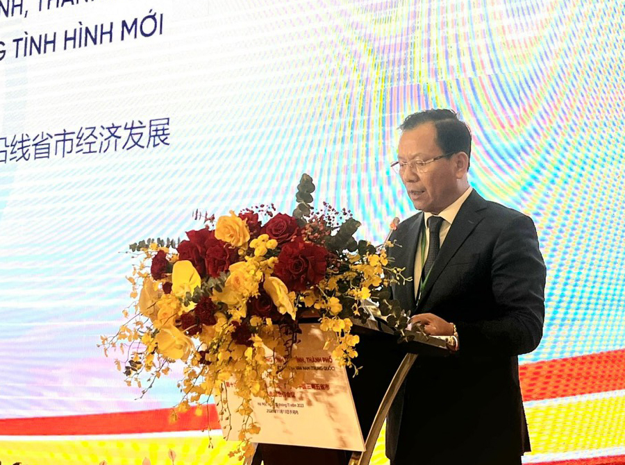 Đồng chí Hoàng Quốc Khánh, Phó Chủ tịch Thường trực UBND tỉnh Lào Cai phát biểu tại Hội nghị. z4875582567585_555a6c4d53f5cc0cc45f8bee2359b958.jpg
