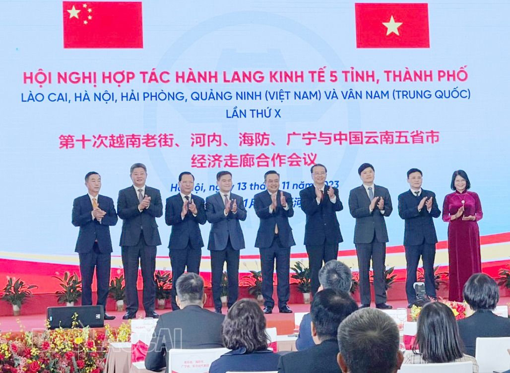Đồng chí Hoàng Quốc Khánh, Phó Chủ tịch UBND tỉnh Lào Cai (thứ 3 từ trái sang) chụp ảnh lưu niệm cùng các đại biểu. z4876571754530_2f9c64370099ba7d821d262ab025e55b.jpg