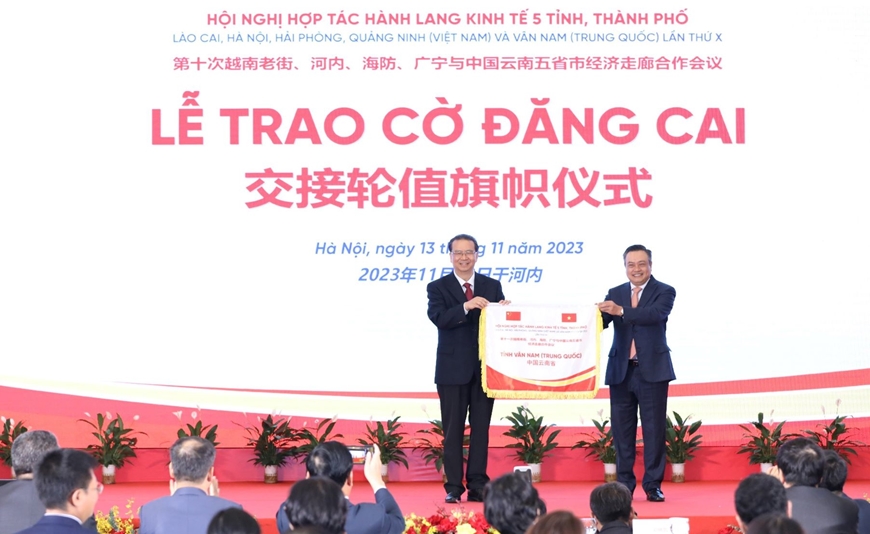 Trao cờ đăng cai Hội nghị hợp tác hành lang kinh tế lần thứ XI dự kiến diễn ra vào năm 2025 cho tỉnh Vân Nam (Trung Quốc). Ảnh: Báo QĐND z4876677065101_91751f7e847a241398f28634aa0f2588.jpg