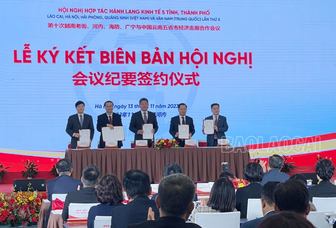 Đồng chí Hoàng Quốc Khánh, Phó Chủ tịch Thường trực UBND tỉnh Lào Cai (thứ 2 từ bên phải) cùng lãnh đạo các tỉnh ký kết biên bản hợp tác. z4876445814736_9903cb67efd7419b59ff3c47c051c393.jpg