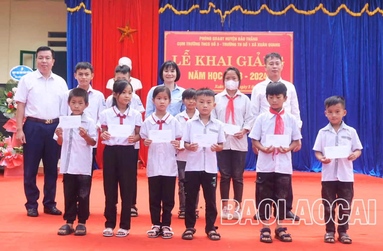 Lãnh đạo Báo Lào Cai tặng quà học sinh vượt khó..jpg