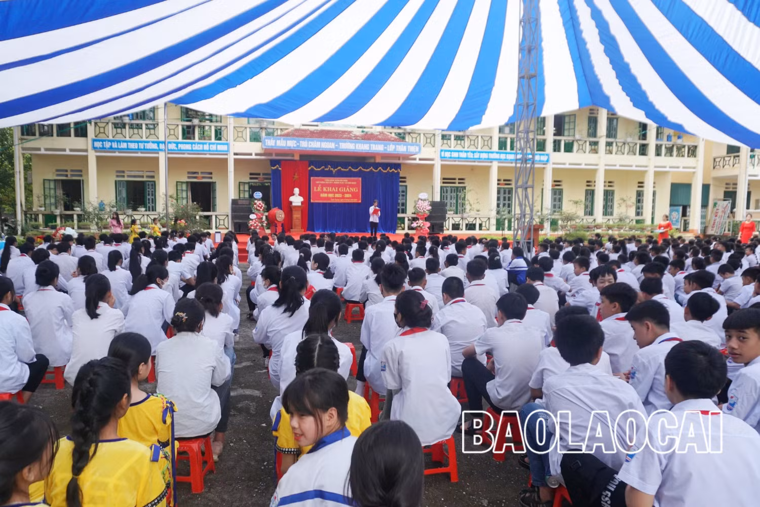 Quang cảnh lễ khai giảng..jpg