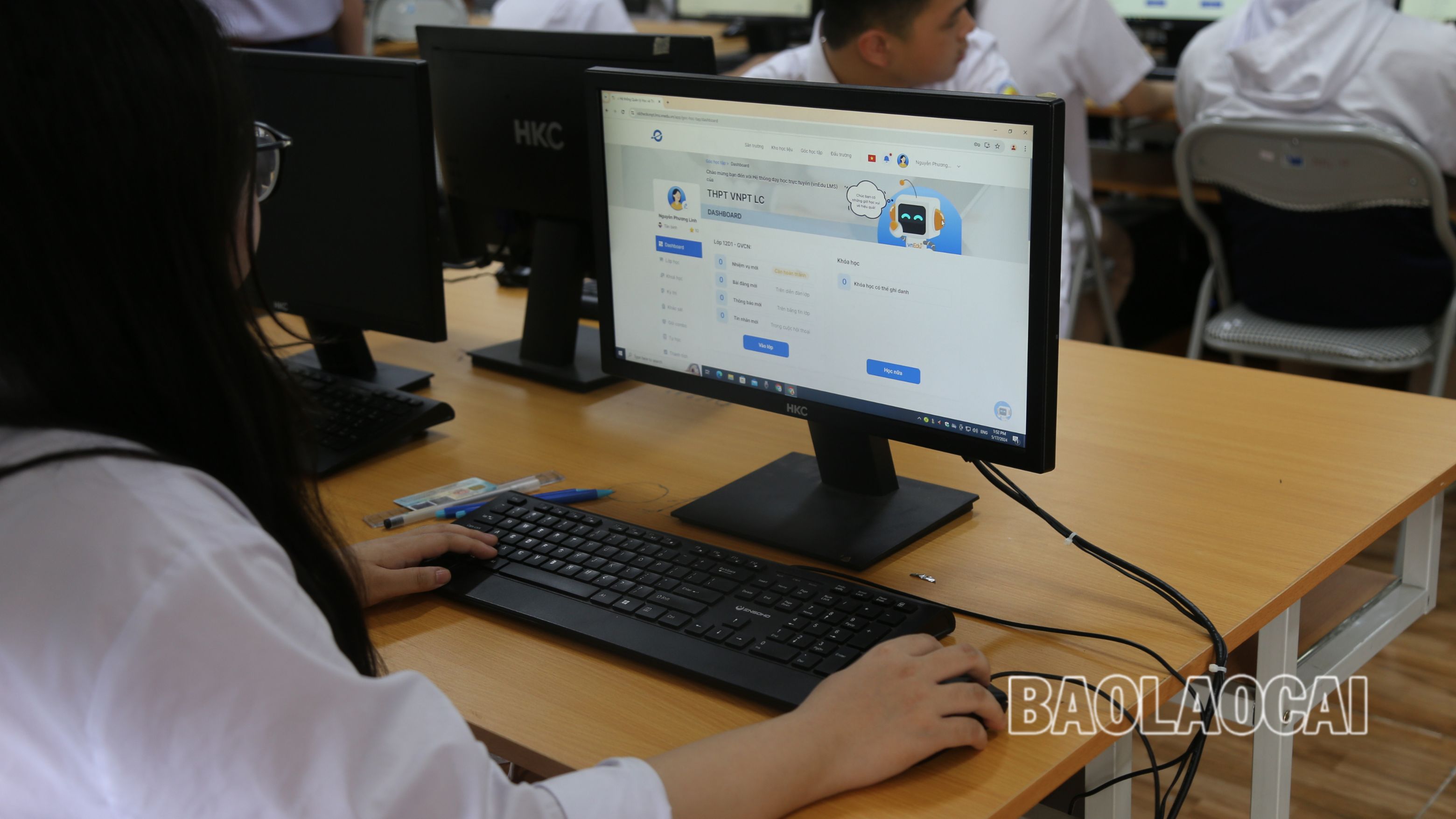 Thí sinh thi online tập trung tại phòng máy tính có kết nối internet tại Trường THPT số 1 thành phố Lào Cai. 34198223-2EDD-474D-9FA6-44296BFA3AA2.jpeg