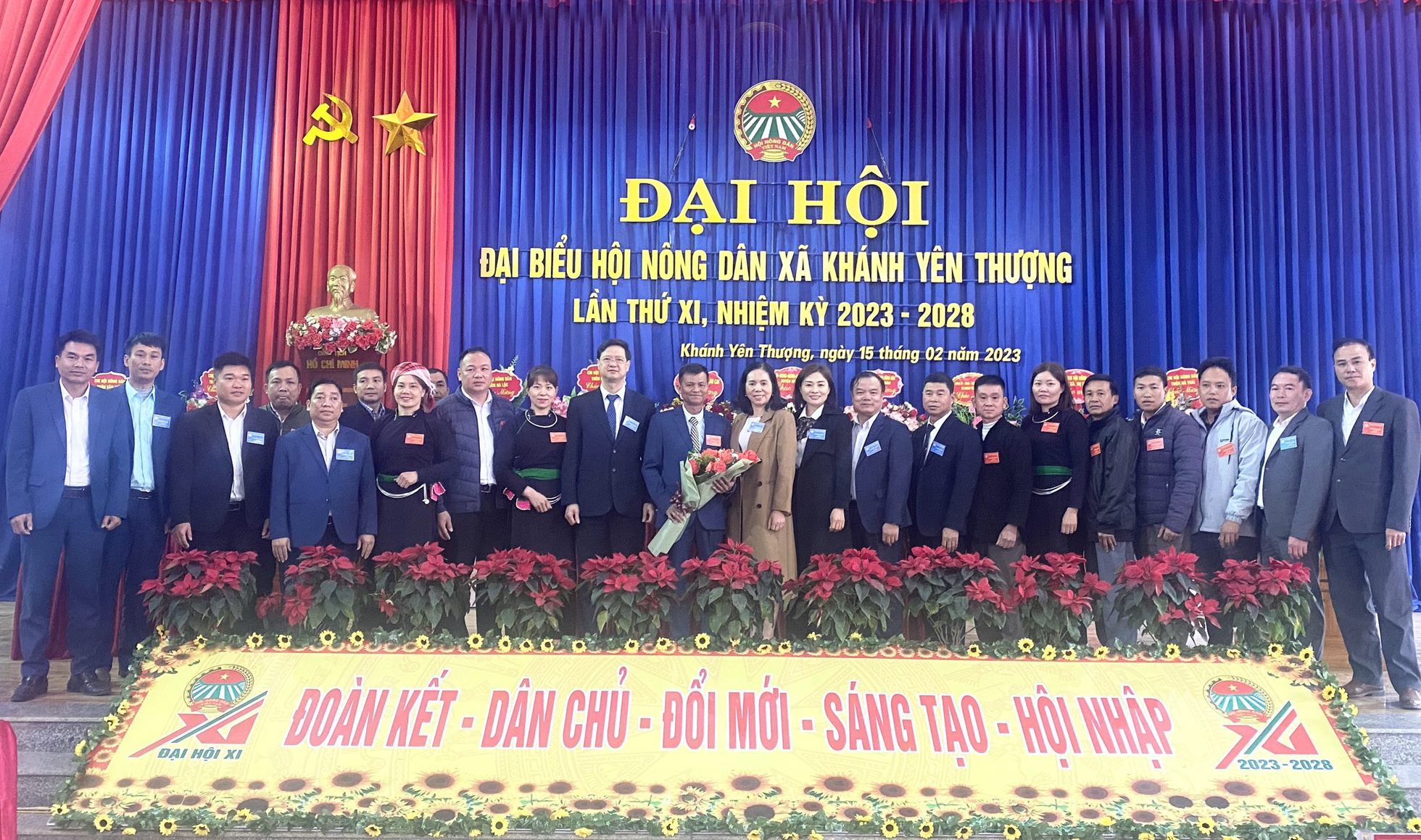 Các đại biểu chụp ảnh lưu niệm với Ban Chấp hành Hội Nông dân xã Khánh Yên Thượng (Văn Bàn). Khánh Yên Thượng.jpg