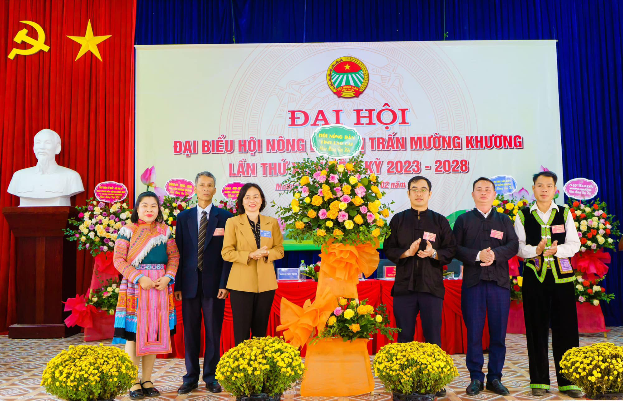 Lãnh đạo Hội Nông dân tỉnh tặng hoa chúc mừng Đại hội Hội Nông dân thị trấn Mường Khương. ban ner 3.jpg