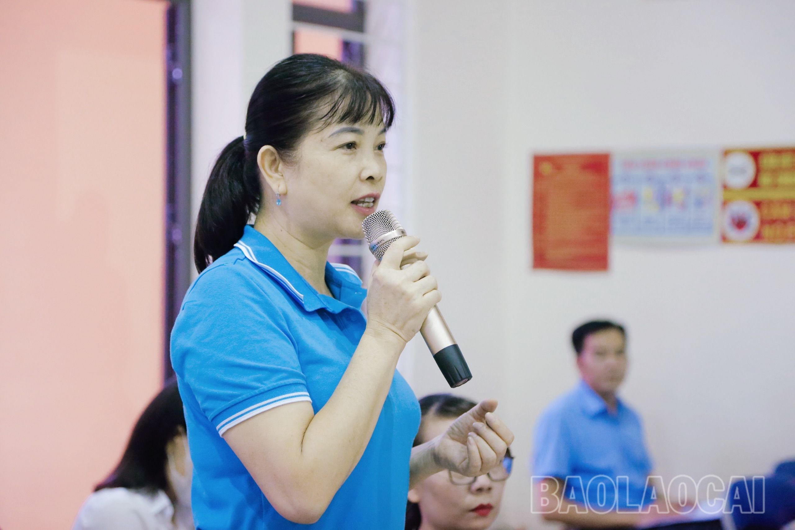 Cán bộ Chi cục Dân số - Kế hoạch hoá gia đình hướng dẫn, phổ biến kiến thức về sức khoẻ sinh sản vị thành niên. z4326255257334_744babe5be8f714eed4bfa090f3cdfb3.jpg