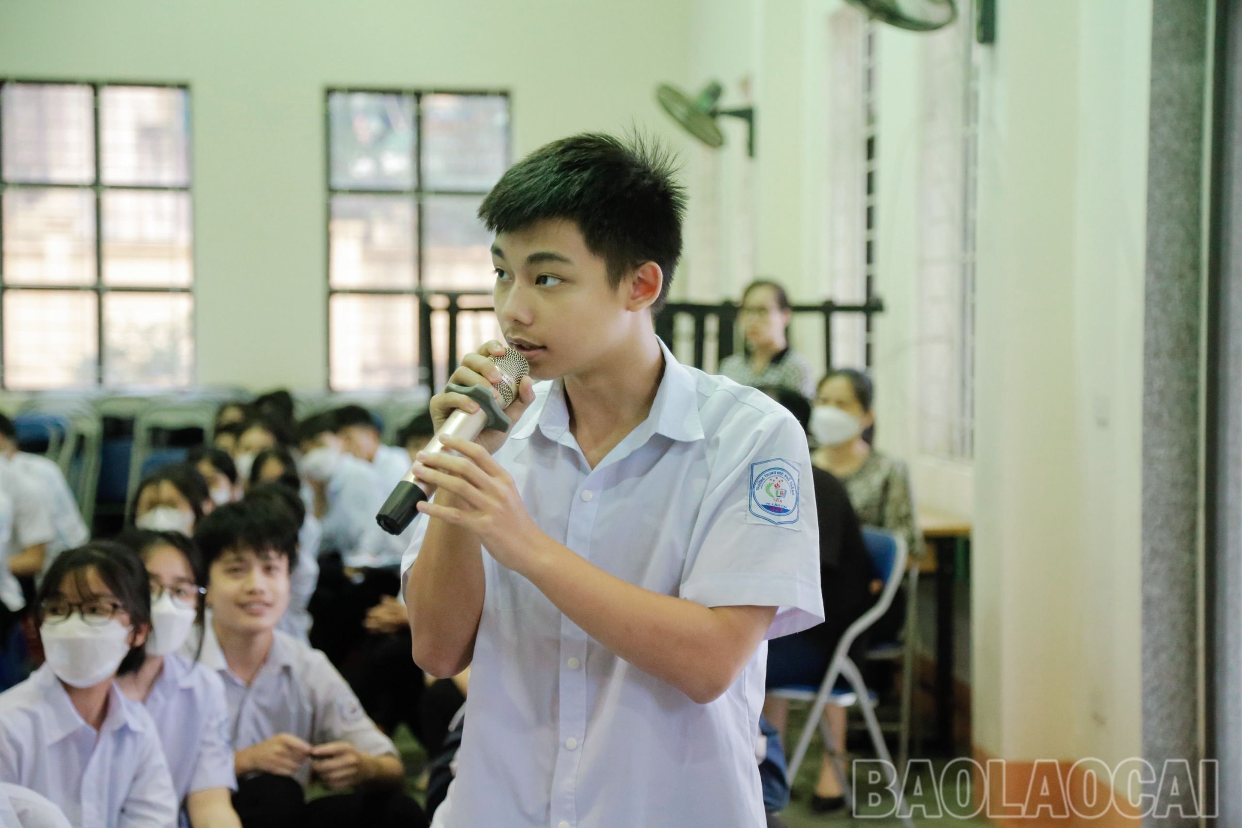 Học sinh trả lời câu hỏi. z4326246133684_38da1604f4cd9e5a2140e5a1bf128122.jpg