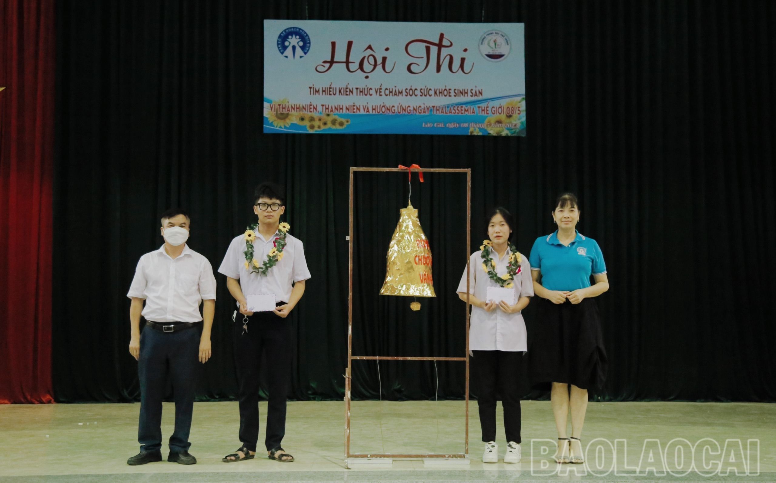 Trao giải cho học sinh xuất sắc. z4326246144967_595d23f2b47a9258183a6a12cfb91160.jpg