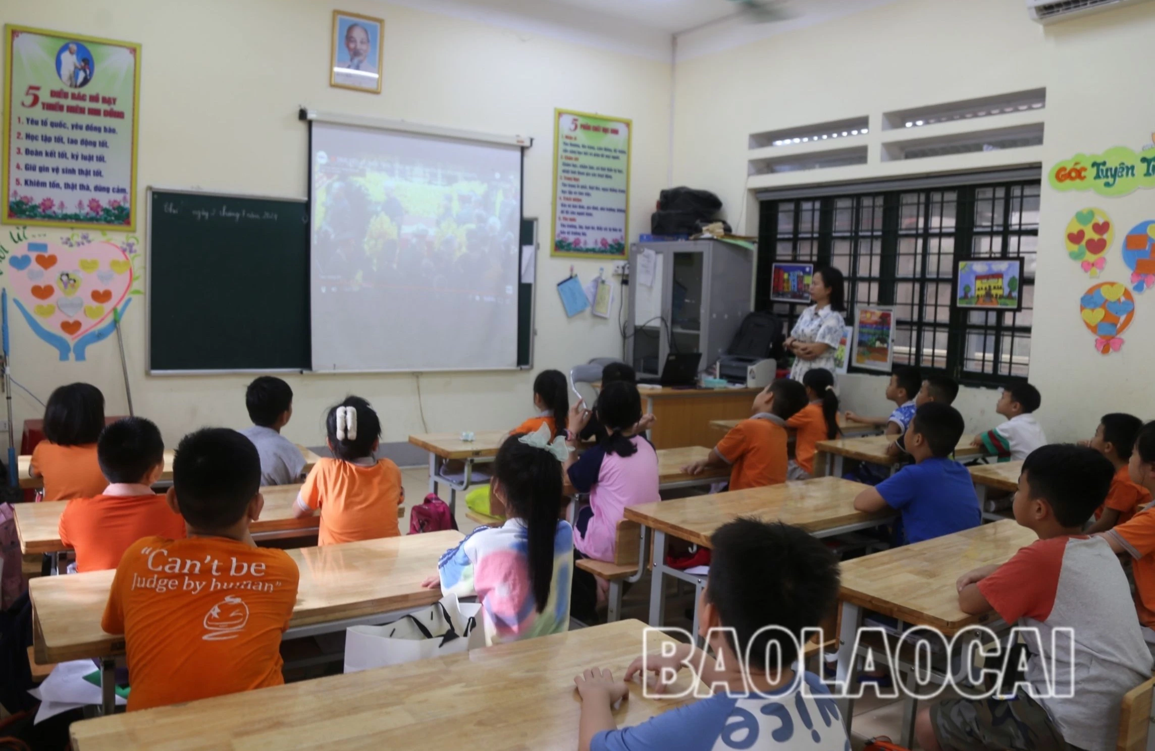 Giáo viên, học sinh có mặt tại lớp học để theo dõi chương trình trực tiếp Lễ Quốc tang Tổng Bí thư Nguyễn Phú Trọng.