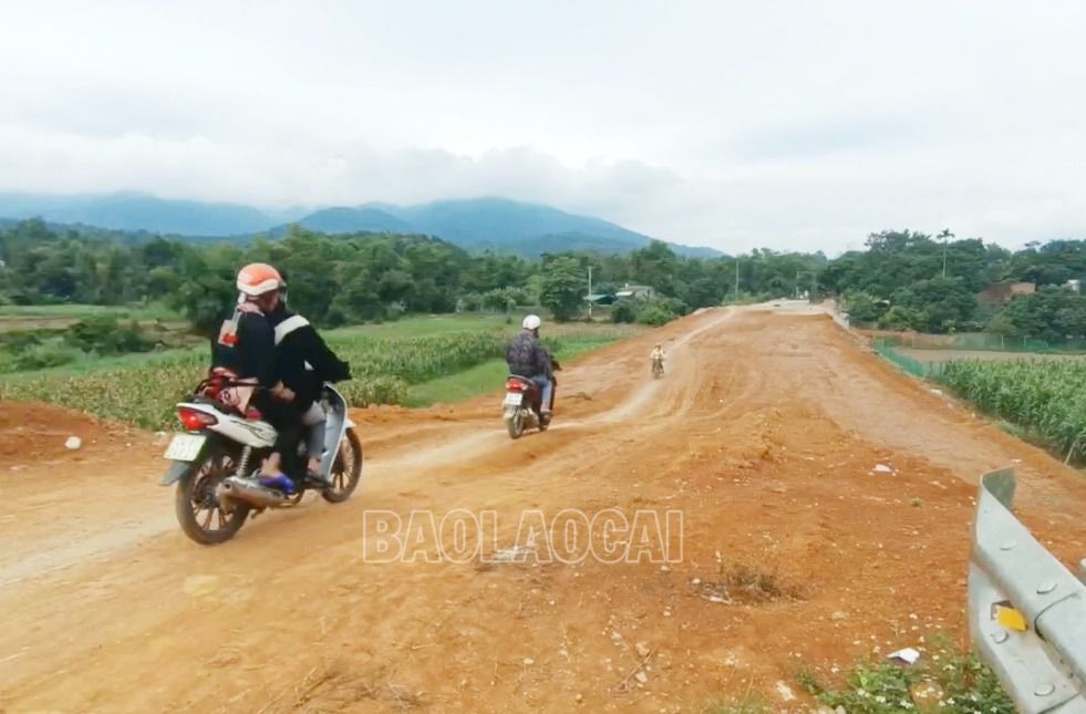 Người dân đi lại trên tuyến đường đang thi công . z4894619774770_ff5ed1c05ddbc7d412161d94638c3cb6.jpg