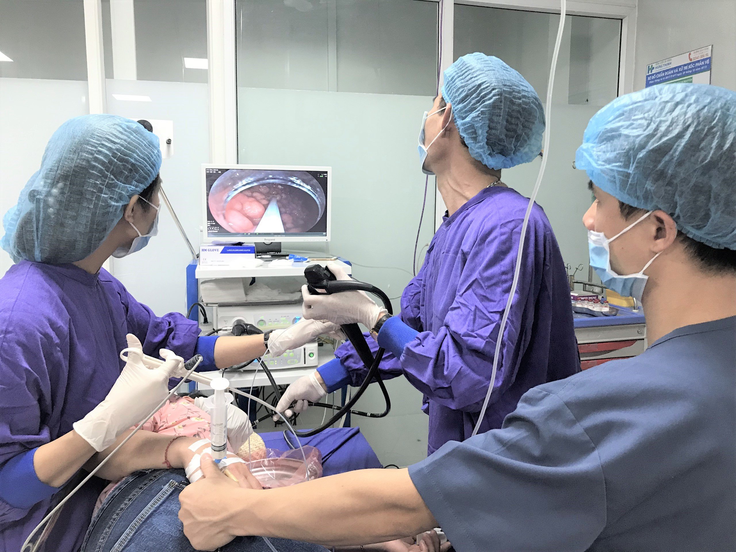 Mức giá dịch vụ khám bệnh, chữa bệnh sẽ được áp dụng theo hạng bệnh viện. bac-sy-pham-dinh-thu-va-cac-cong-su-thuc-hien-ca-noi-soi-tieu-hoa-gap-di-vat-1536.jpg
