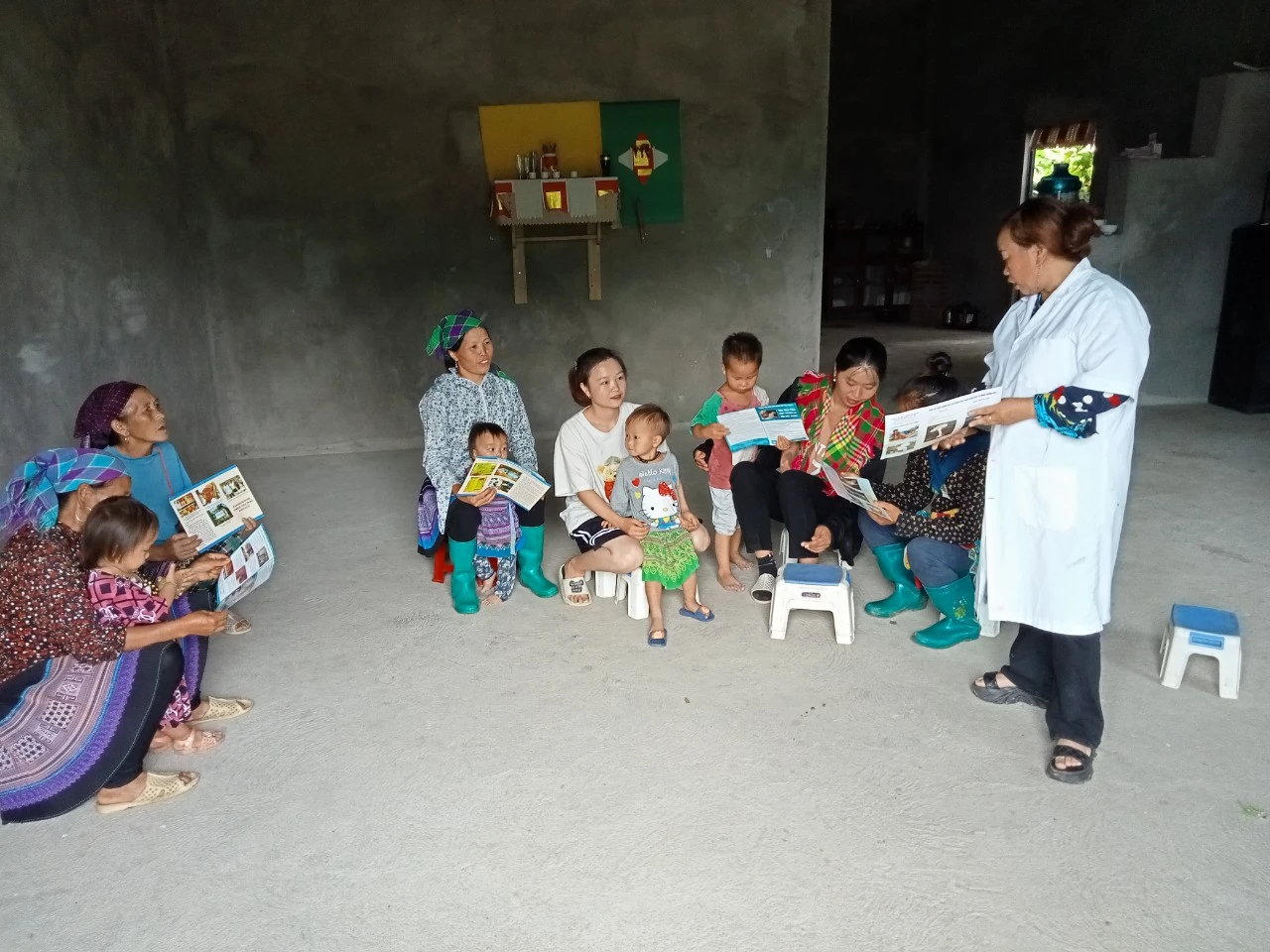 Cán bộ Trạm Y tế xã Hoàng Thu Phố tuyên truyền phòng bệnh cho bà con..jpg