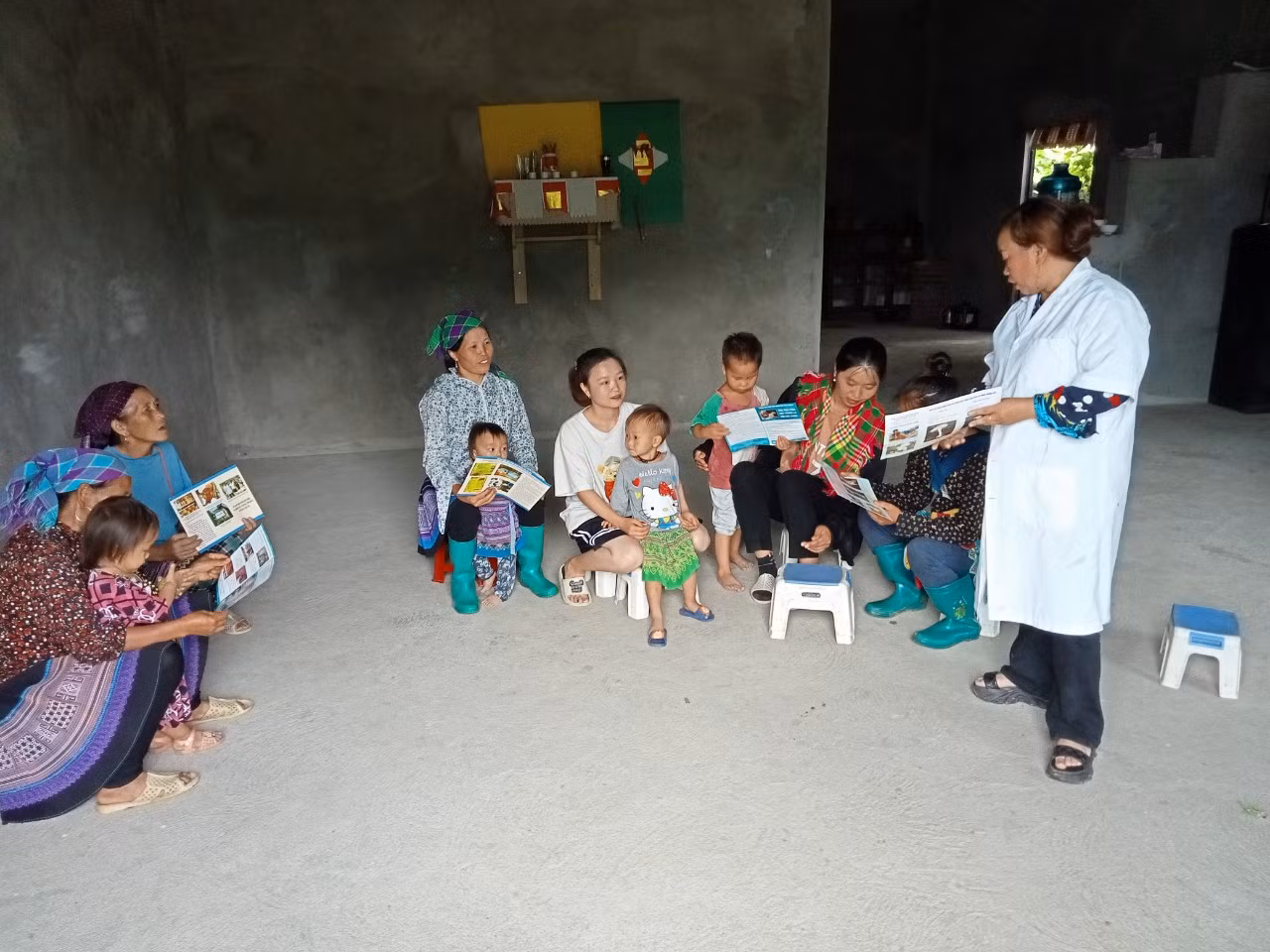 Cán bộ Trạm Y tế xã Hoàng Thu Phố tuyên truyền phòng bệnh cho bà con..jpg