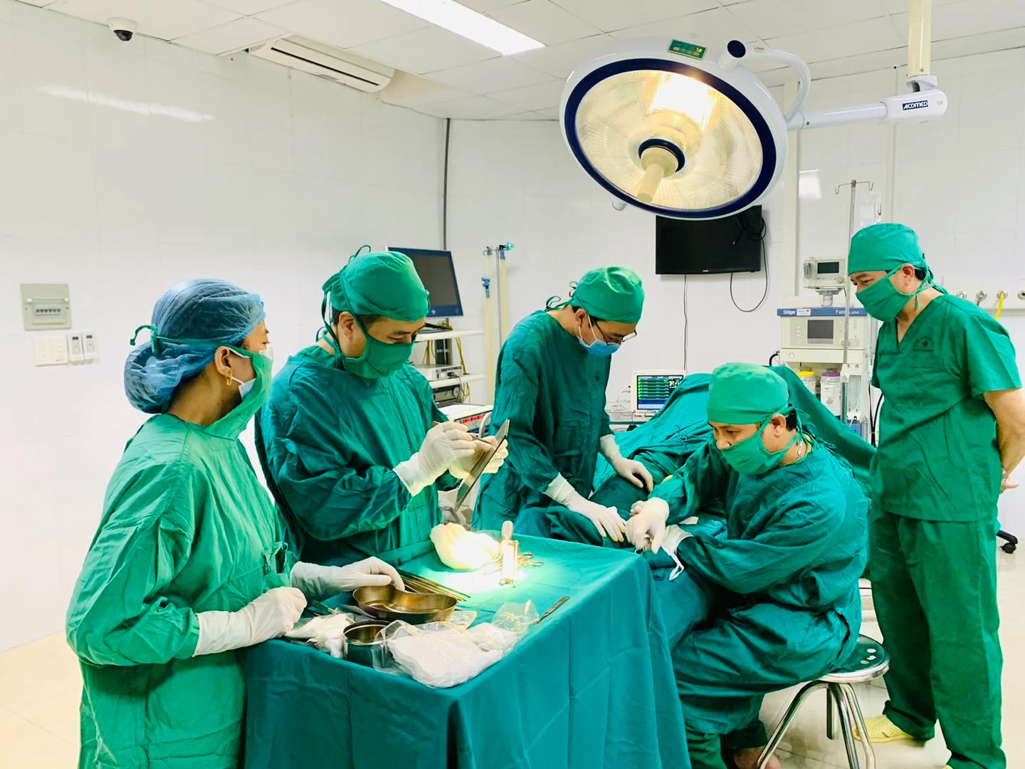 Bác sỹ Bệnh viện Đa khoa tỉnh chuyển giao kỹ thuật sử dụng dụng cụ tự chế mở rộng diện tích mảnh da vá trong phẫu thuật vá da mỏng tự thân cho Bệnh viện Đa khoa huyện Bảo Thắng..jpg