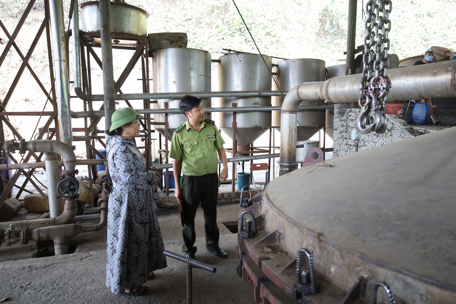 Sản xuất tinh dầu quế tại Công ty TNHH Hoàng Thái. Sản xuất tinh dầu quế tại Công ty TNHH Hoàng Thái, Xuân Quang, Bảo Thắng..JPG