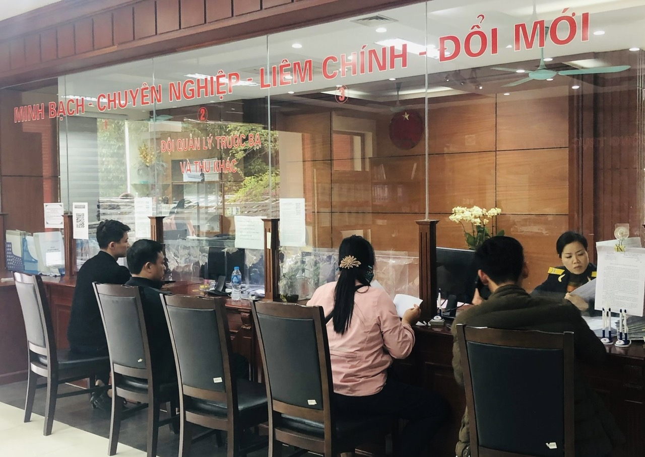 Giải quyết thủ tục, hồ sơ cho người nộp thuế. z5027708538917-56c5ddfaa72de703a0224ea6a2a41dc8-2937.jpg