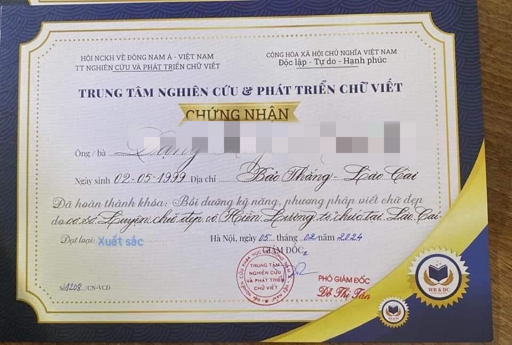 Chứng nhận của Trung tâm cấp cho chị D.X.L, trong khi chị L. khẳng định chưa từng được trung tâm đào tạo bất cứ một khóa học viết chữ đẹp nào. Thậm chí chị L. cũng chưa nhìn thấy chứng nhận này cho tới khi bài viết của chị được đăng tải. AC91B585-8115-4E25-96AC-58A89704EE46.jpeg