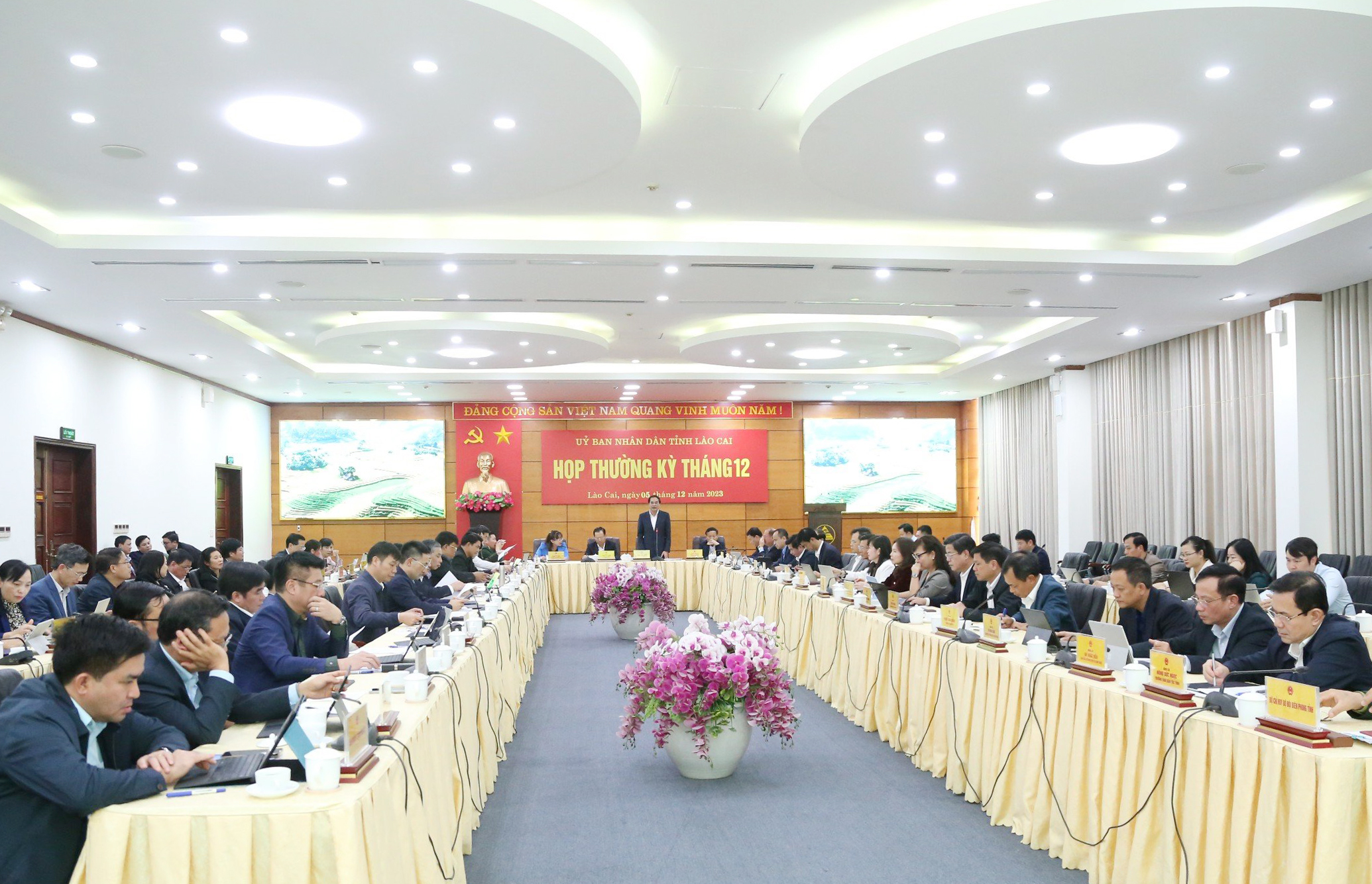 Quang cảnh phiên họp. z4945077393455_ab6b461a94309dbc5a4fefa487962c72.jpg