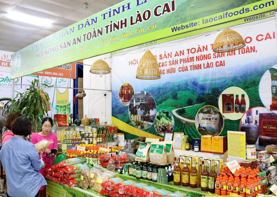 Trưng bày nông sản đặc hữu của tỉnh Lào Cai. ocop-3.jpg
