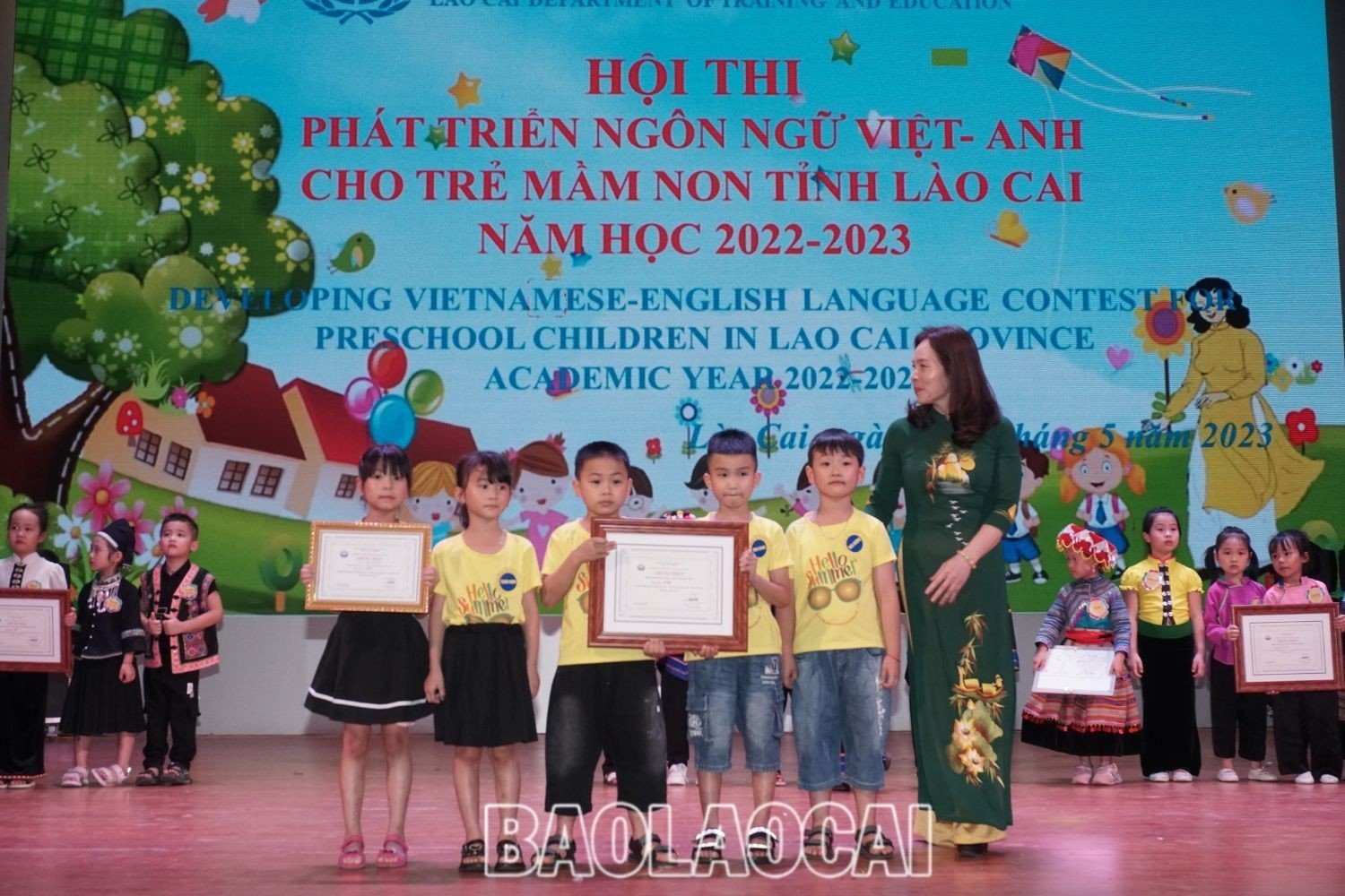 Trao giải Nhất cho phần thi đồng đội kỹ năng tiếng Việt cho đội huyện Bảo Yên. z4358318597258_78389ca74aec73e6b0831a611605fc5e.jpg