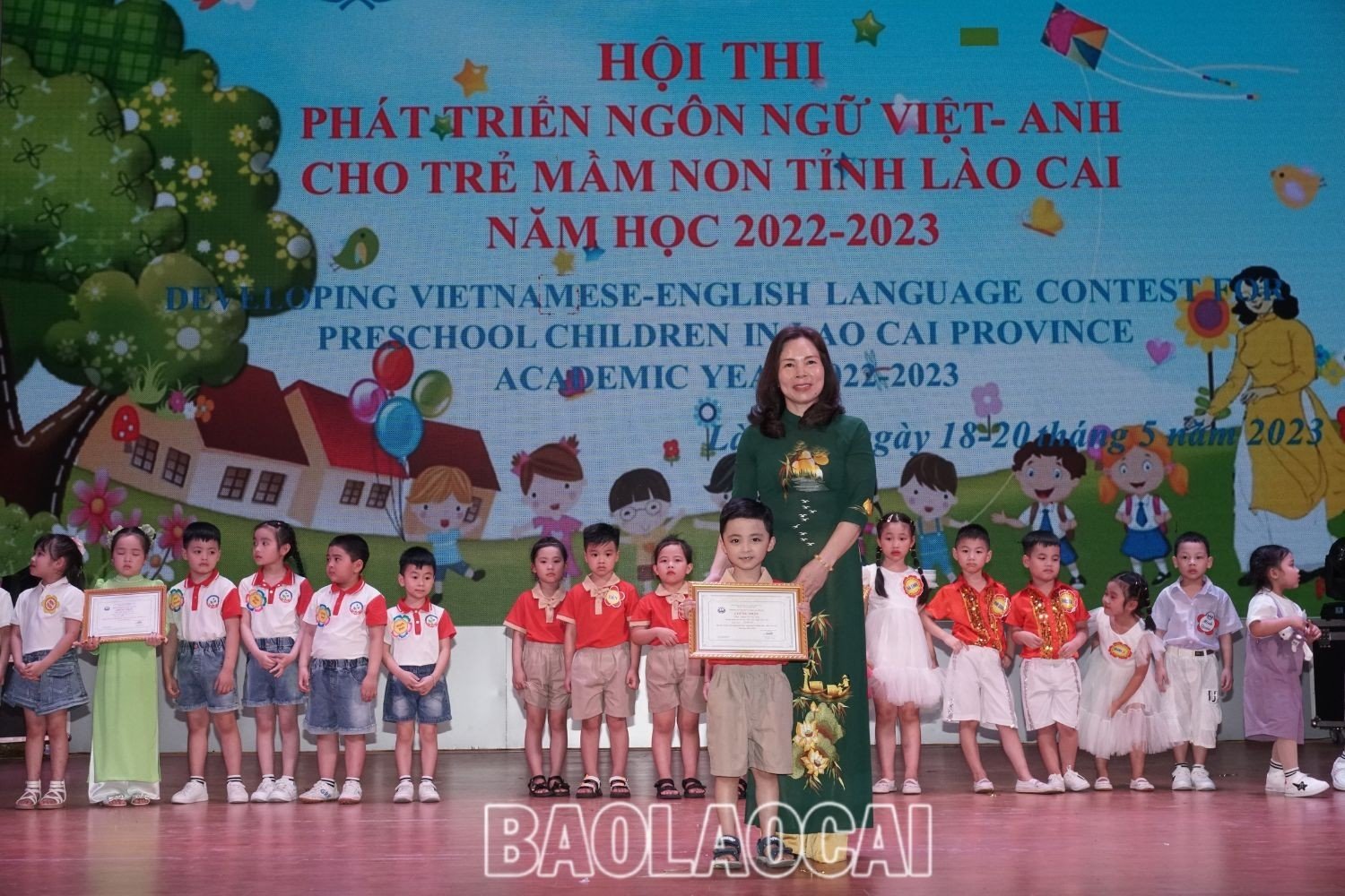 Trao giải xuất sắc cho phần thi cá nhân kỹ năng tiếng Anh. z4358318588546_270b4dd5196f3079be5faa32e3e6c1be.jpg