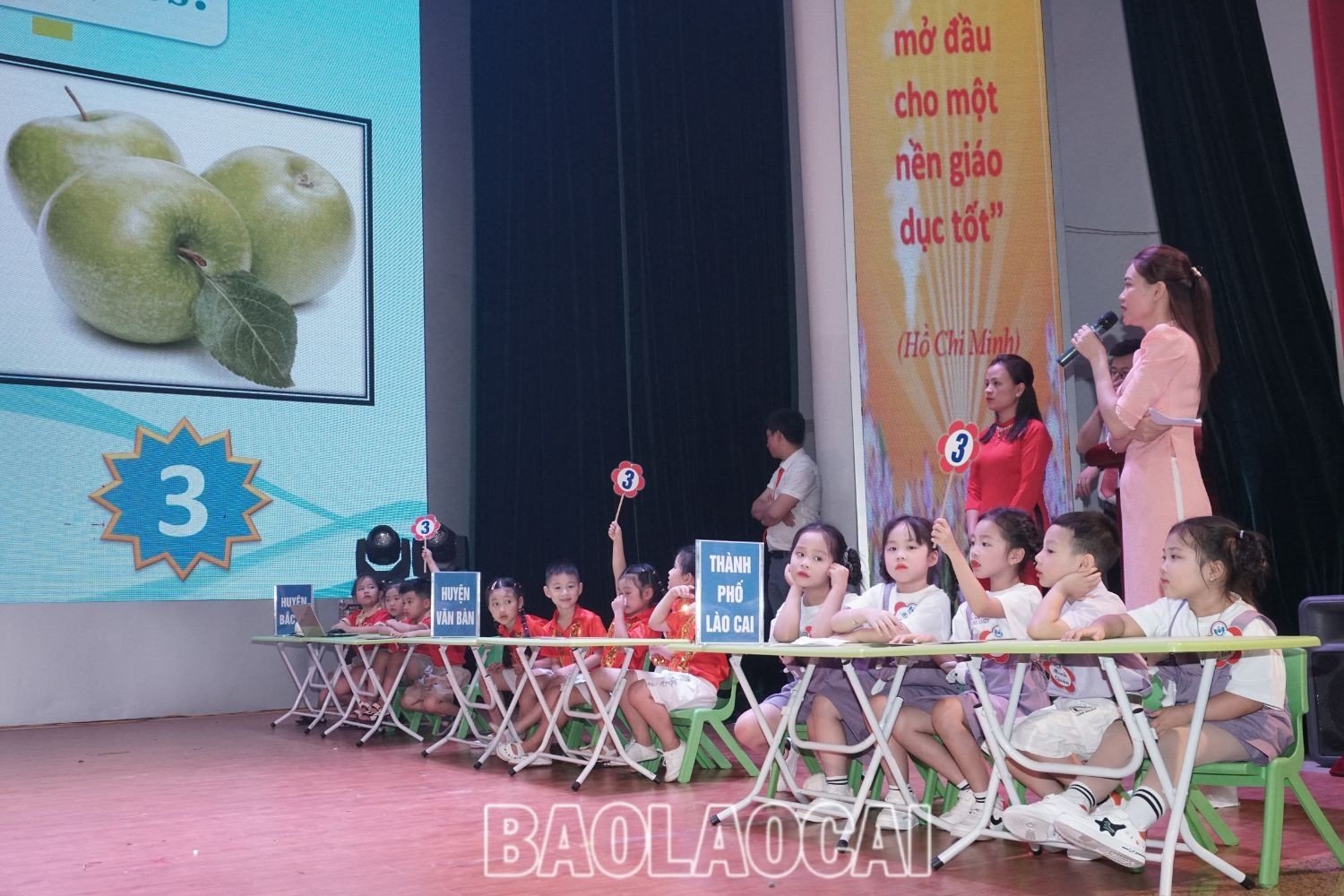 Tiết mục văn nghệ mở màn hội thi “Phát triển ngôn ngữ Việt - Anh cho trẻ mầm non” cấp tỉnh. z4358318616450_3f95163d3e8af8dbf9893a2831bbe0ab.jpg