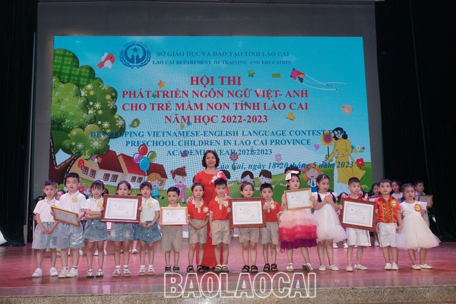 Trao giải Nhất cho phần thi đồng đội kỹ năng tiếng Anh cho các huyện: Văn Bàn, Bắc Hà, Bảo Thắng. z4358318616417_80561b36ab52e73e3ad5e163bb0d7e6e.jpg