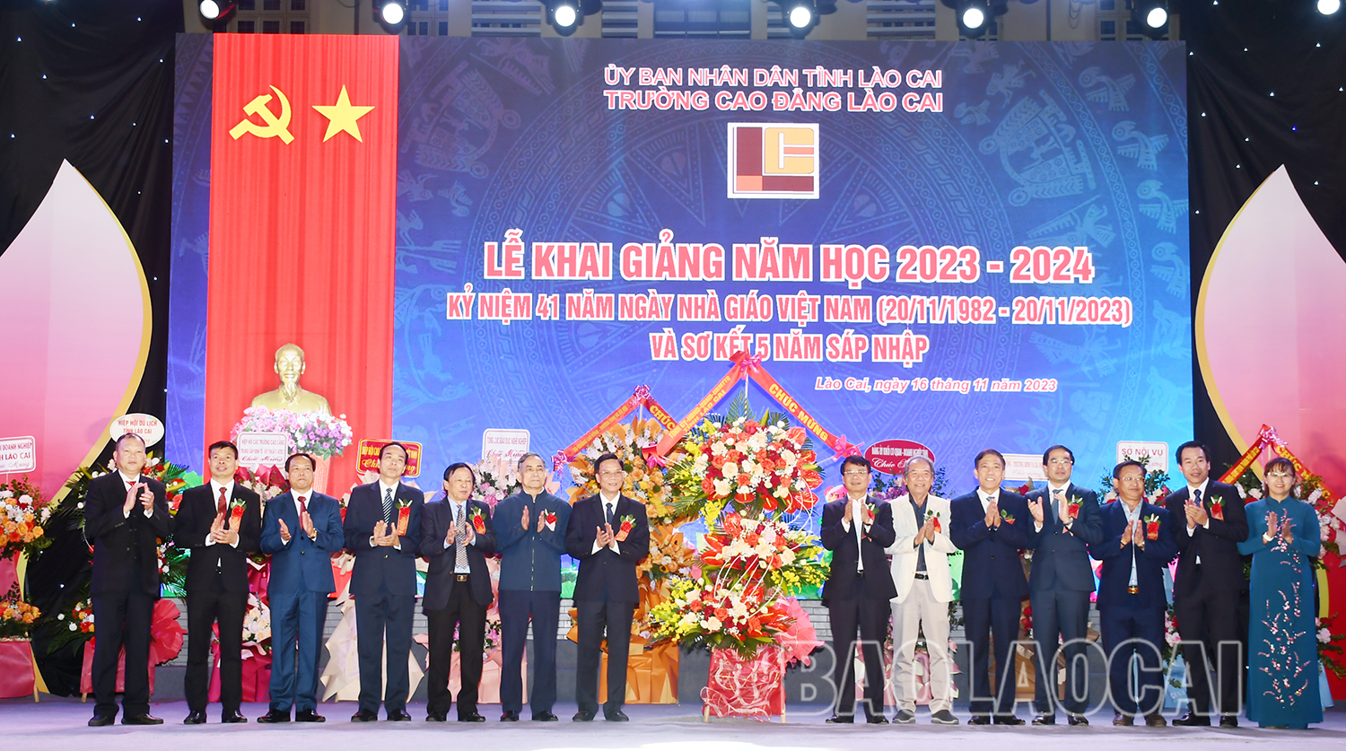 Thường trực Tỉnh ủy, HĐND, UBND, Ủy ban MTTQ Việt Nam tỉnh tặng hoa chúc mừng Trường Cao đẳng Lào Cai. Thường trực Tỉnh ủy, HĐND, UBND, Ủy ban MTTQ Việt Nam tỉnh tặng hoa chúc mừng Trường Cao đẳng Lào Cai.JPG