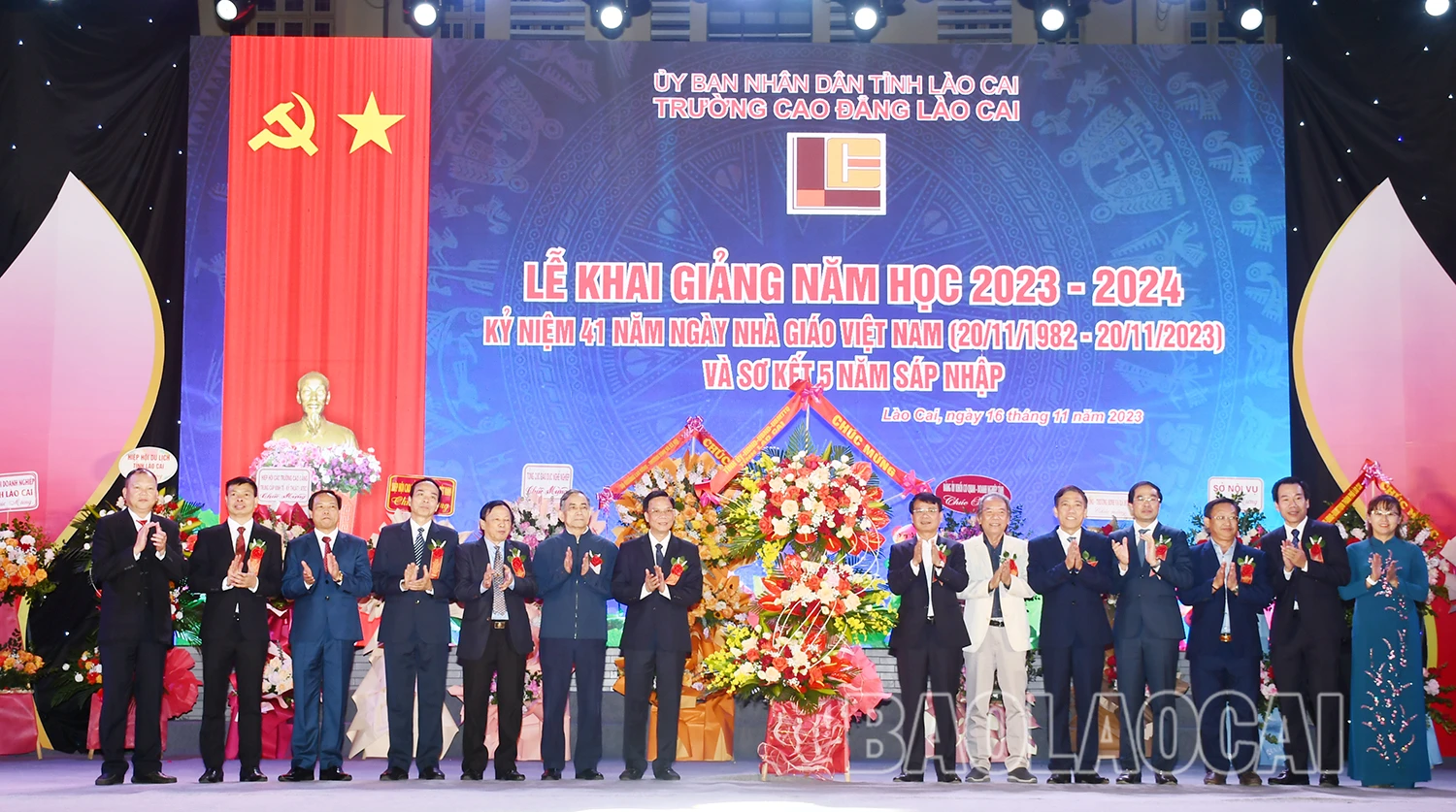 Thường trực Tỉnh ủy, HĐND, UBND, Ủy ban MTTQ Việt Nam tỉnh tặng hoa chúc mừng Trường Cao đẳng Lào Cai.JPG